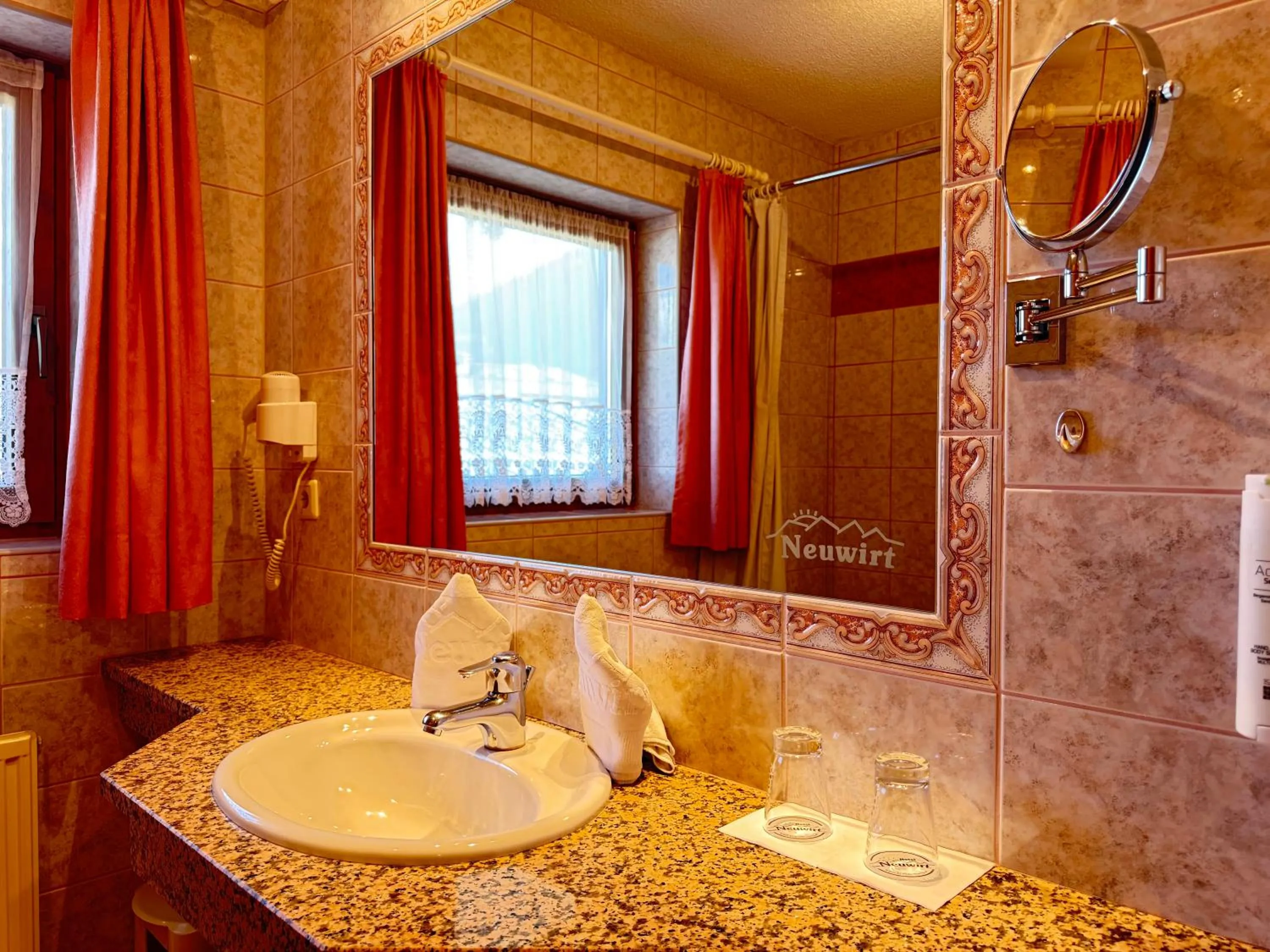 Shower in Hotel Neuwirt