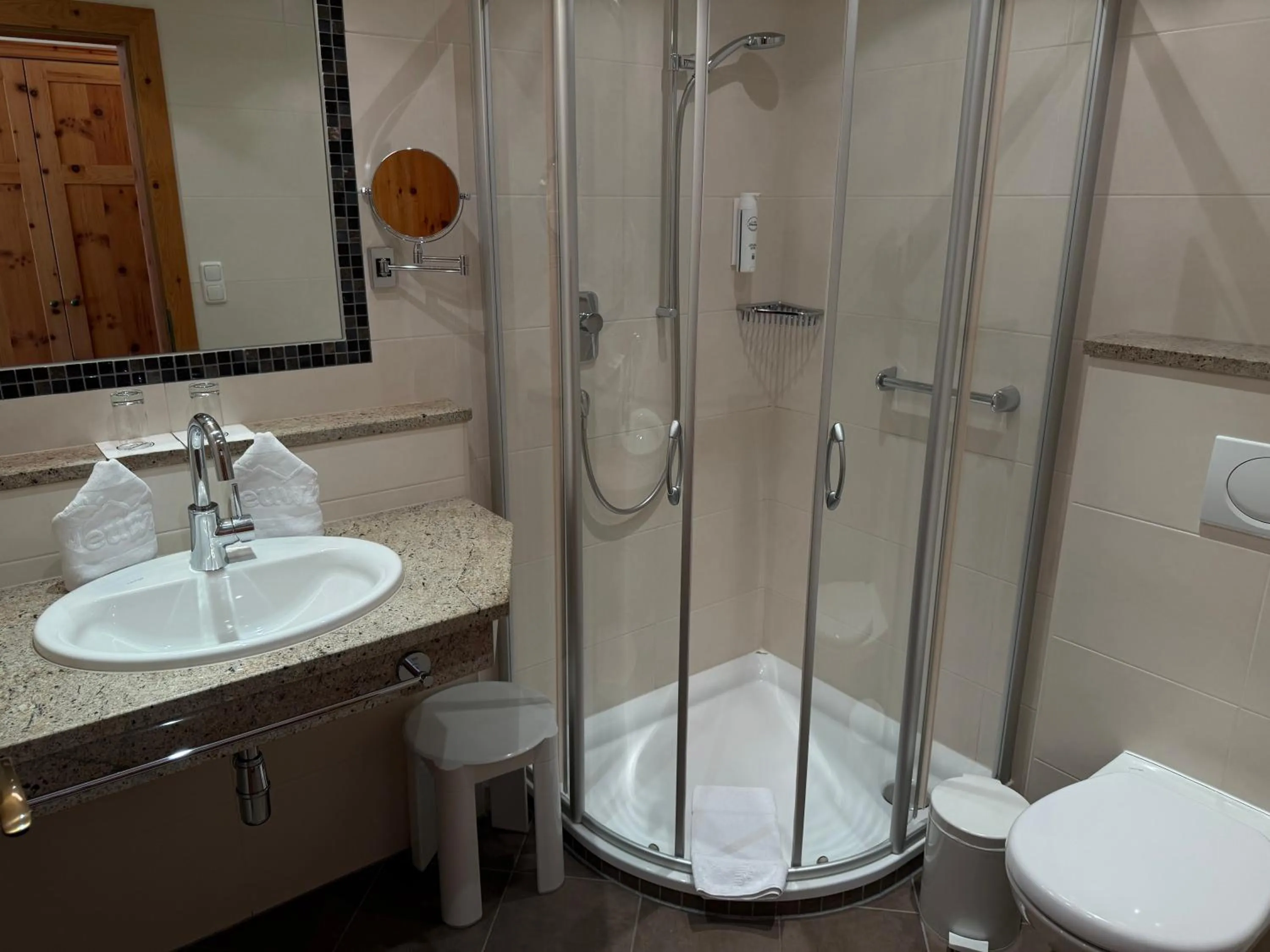 Shower in Hotel Neuwirt