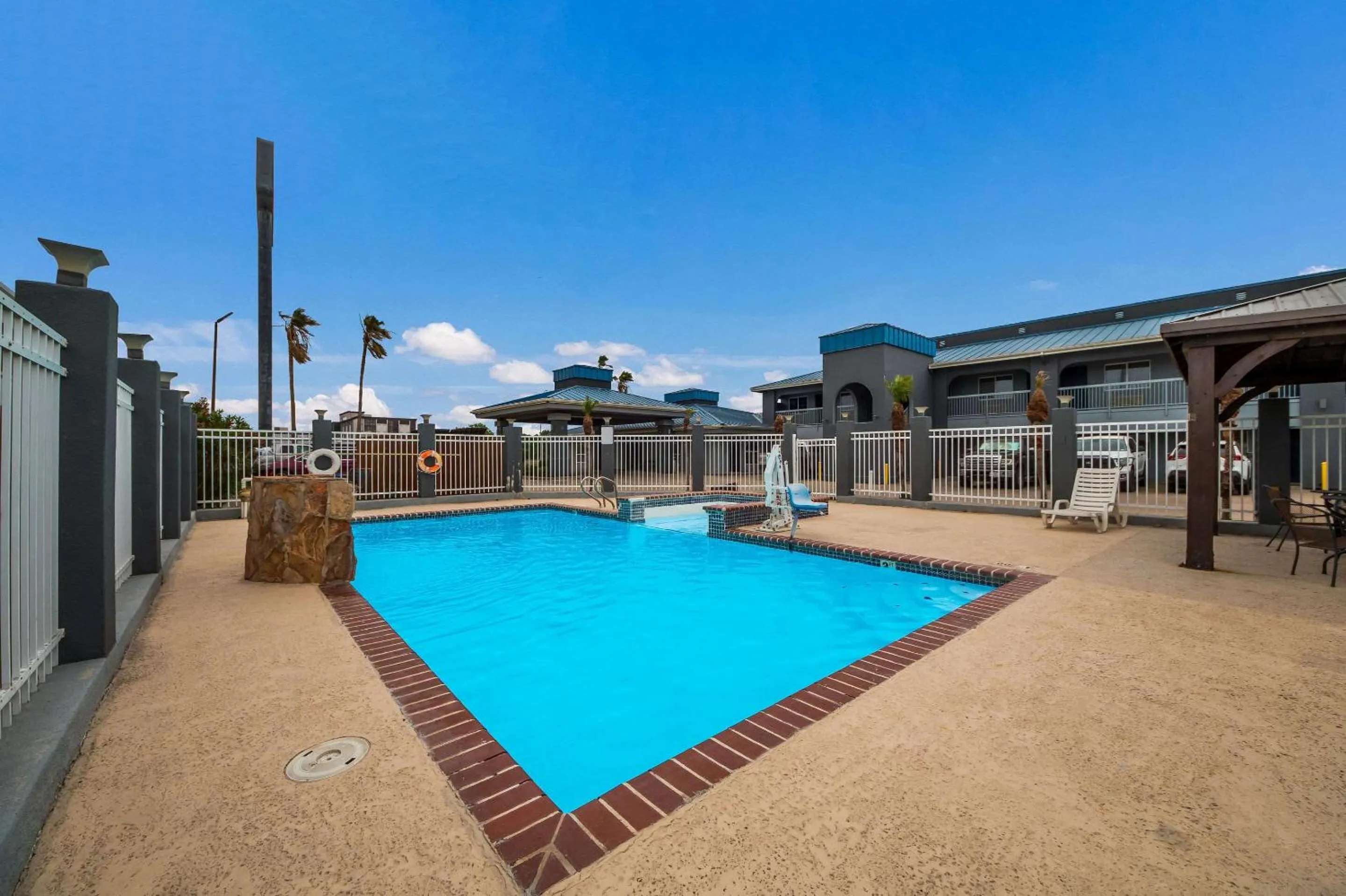 Swimming pool in Rodeway Inn & Suites Corpus Christi Northwest