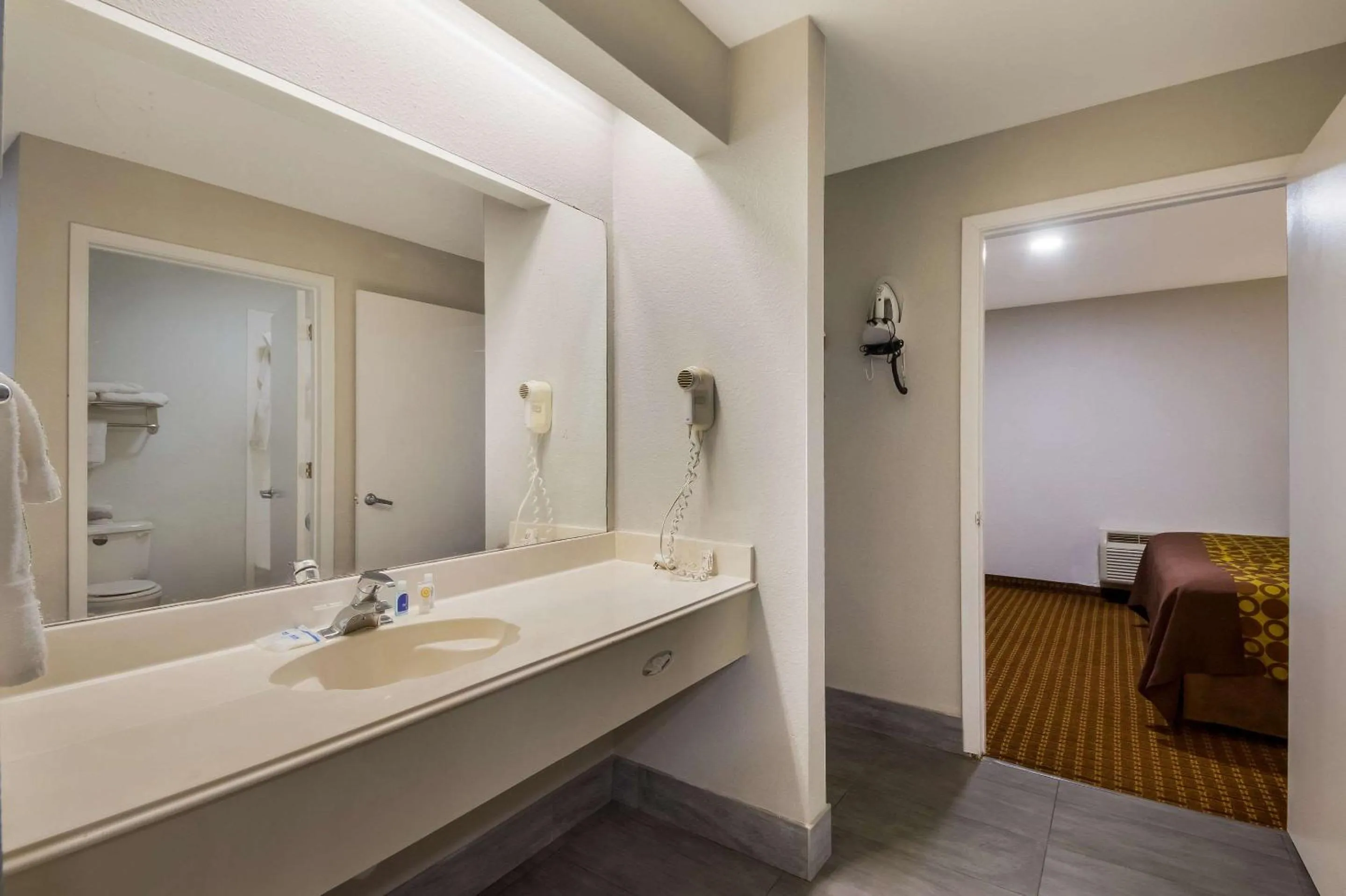 Bedroom in Rodeway Inn & Suites Corpus Christi Northwest