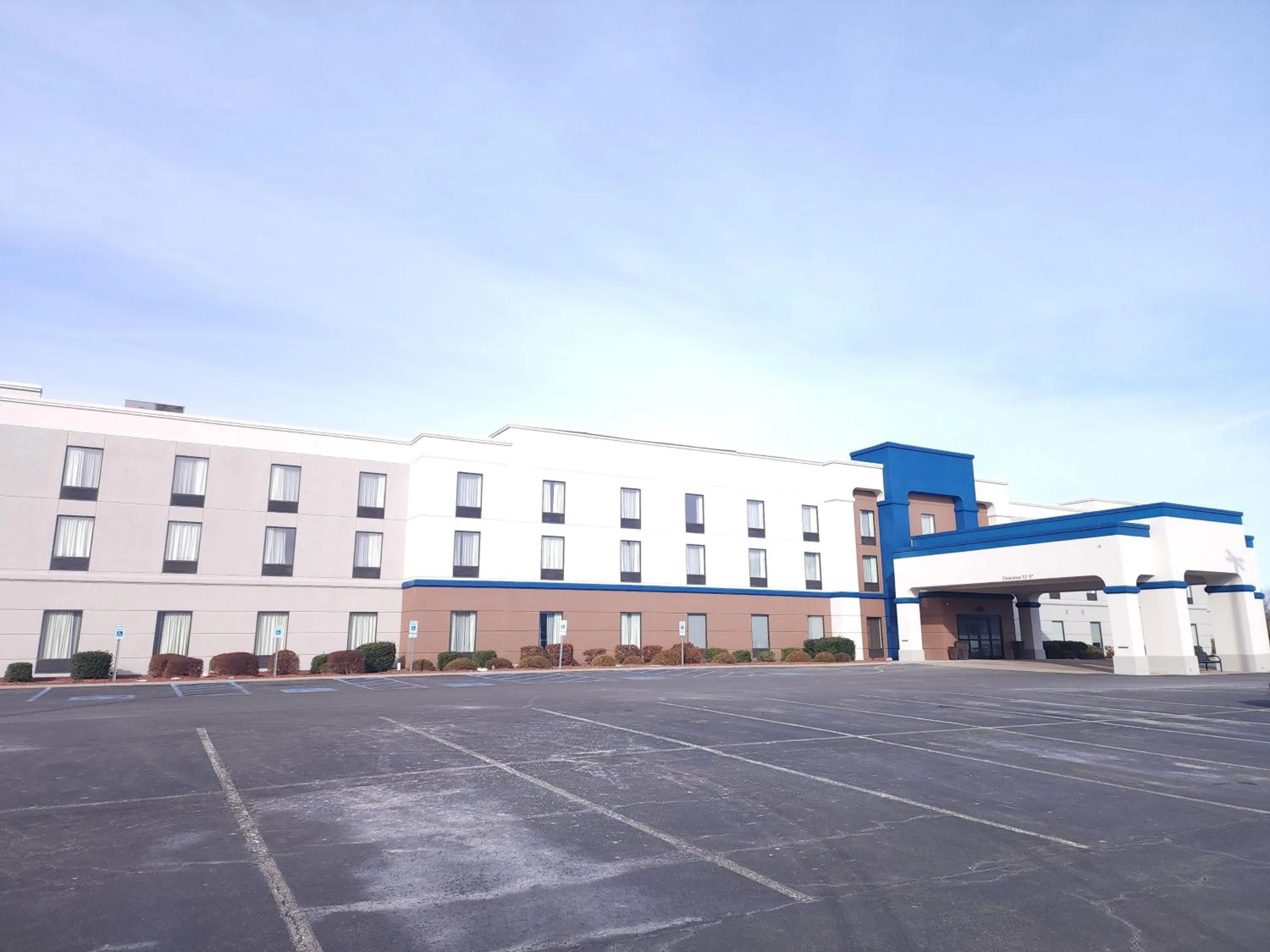 Property building in Hampton Inn and Suites of Lamar