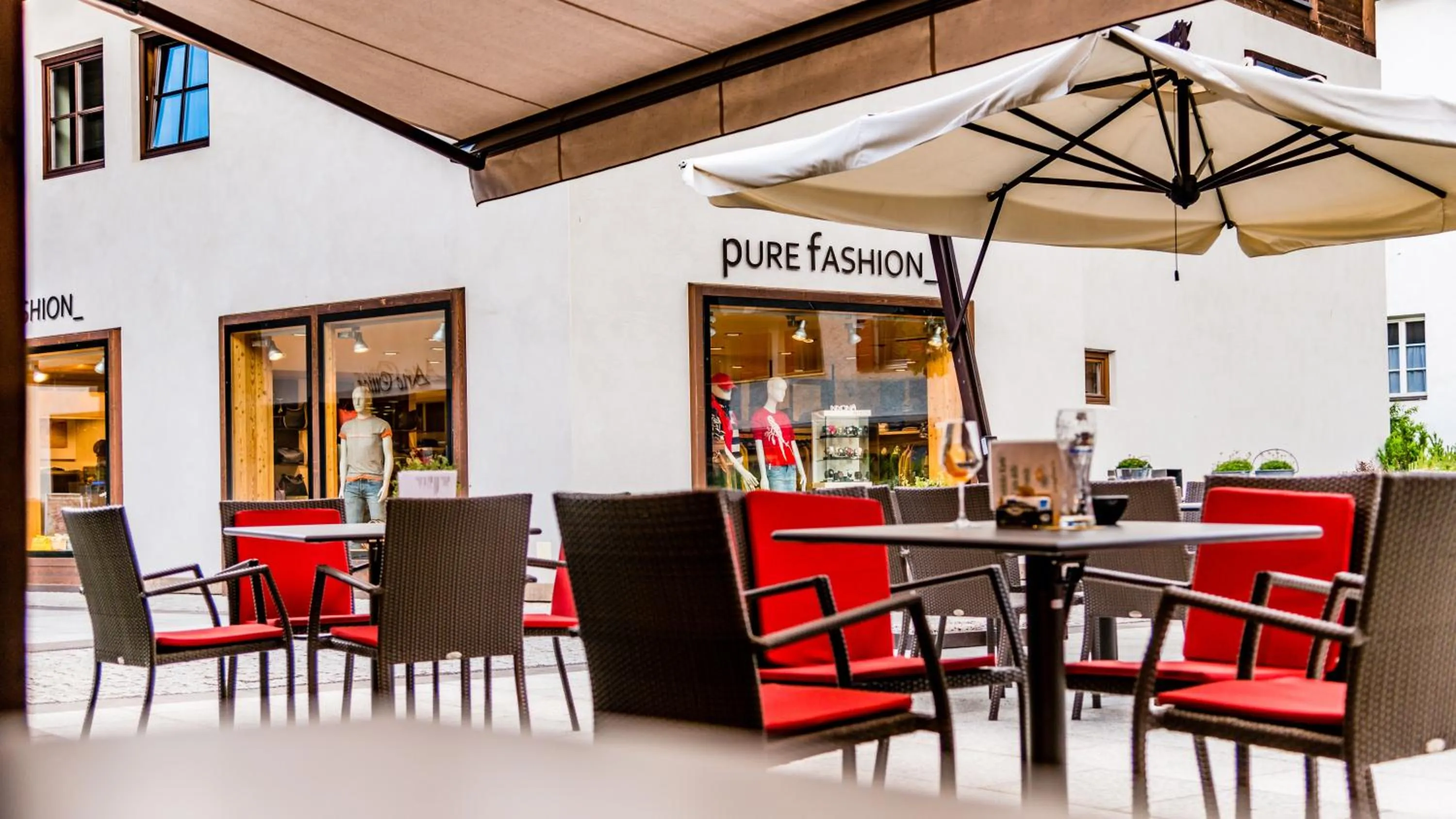 Restaurant/places to eat in Zin Senfter Residence