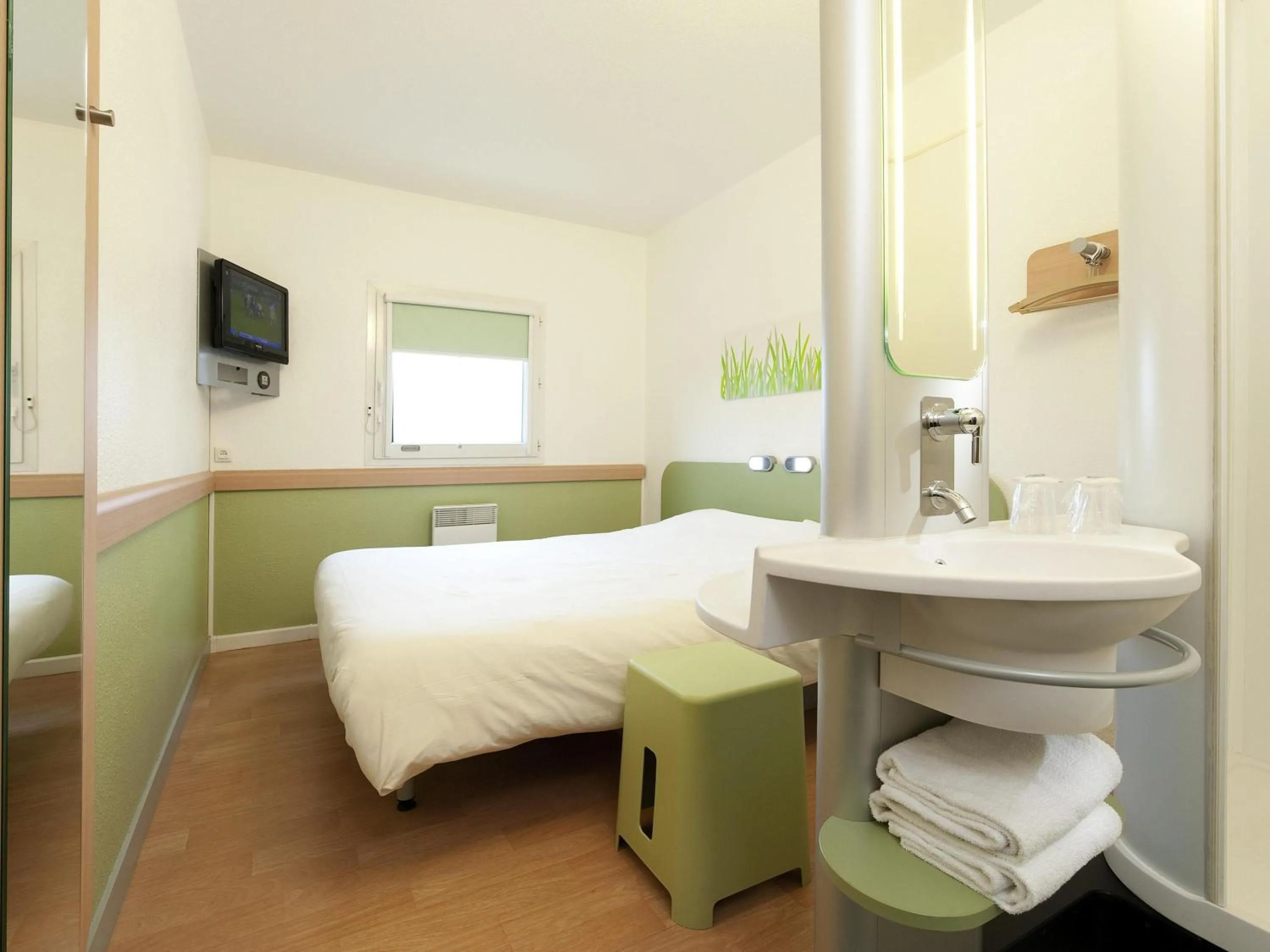 Bedroom, Bed in ibis budget Brugge Centrum Station