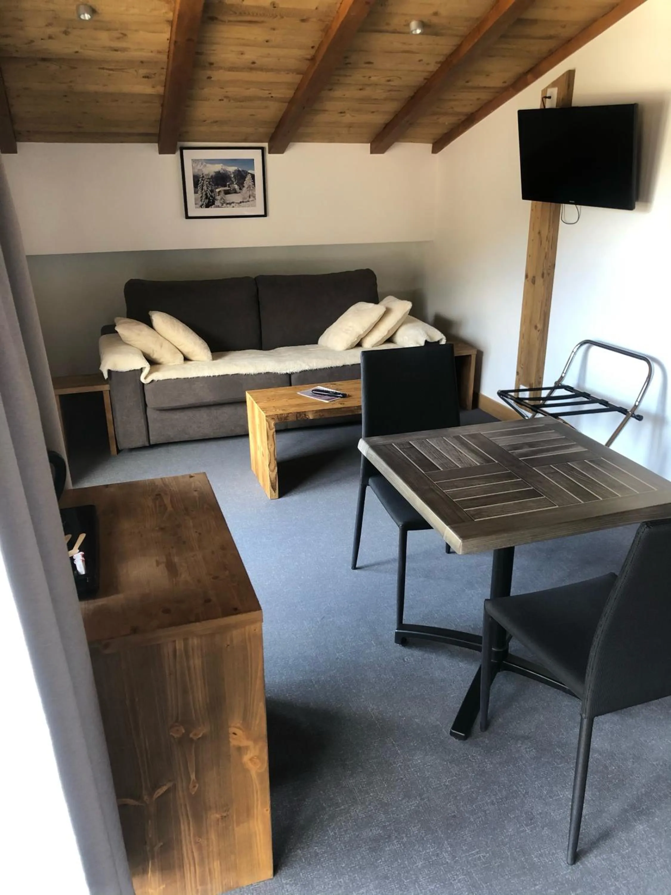 Photo of the whole room in Hotel L'alpin