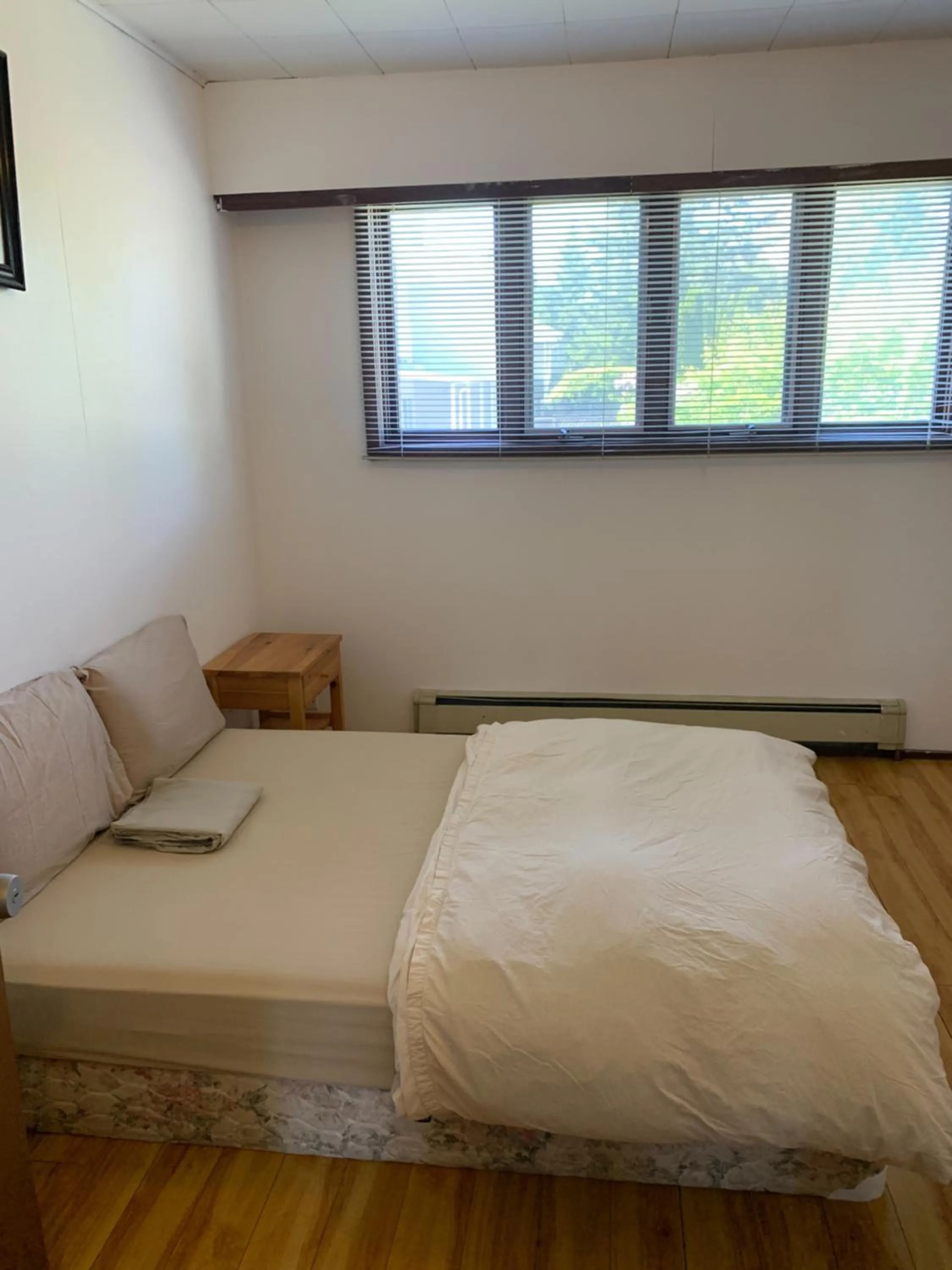 Bed in Vancouver Backpacker House - 10 min walk to Metrotown skytrain station