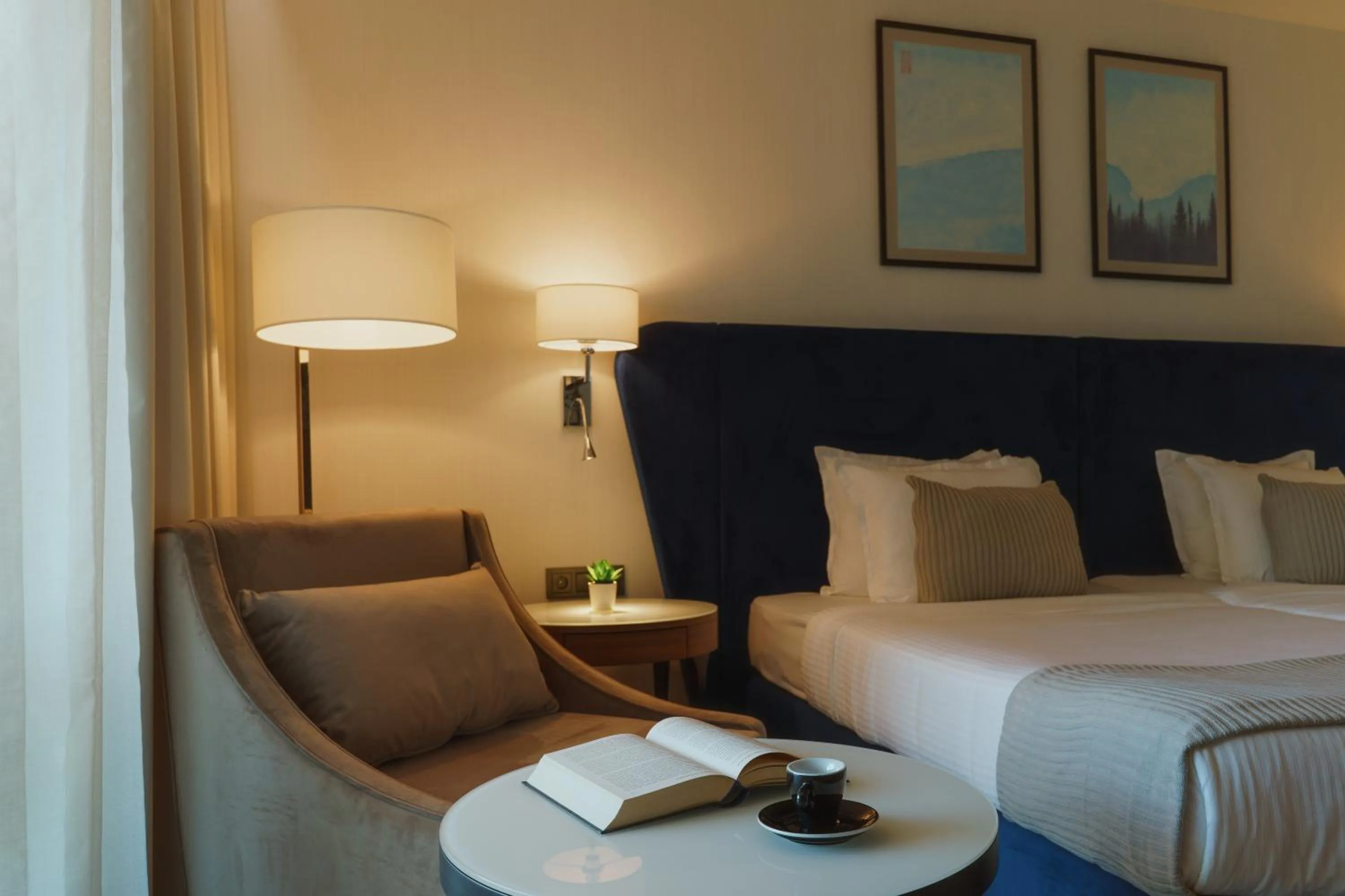 Bed in Astor Garden Hotel