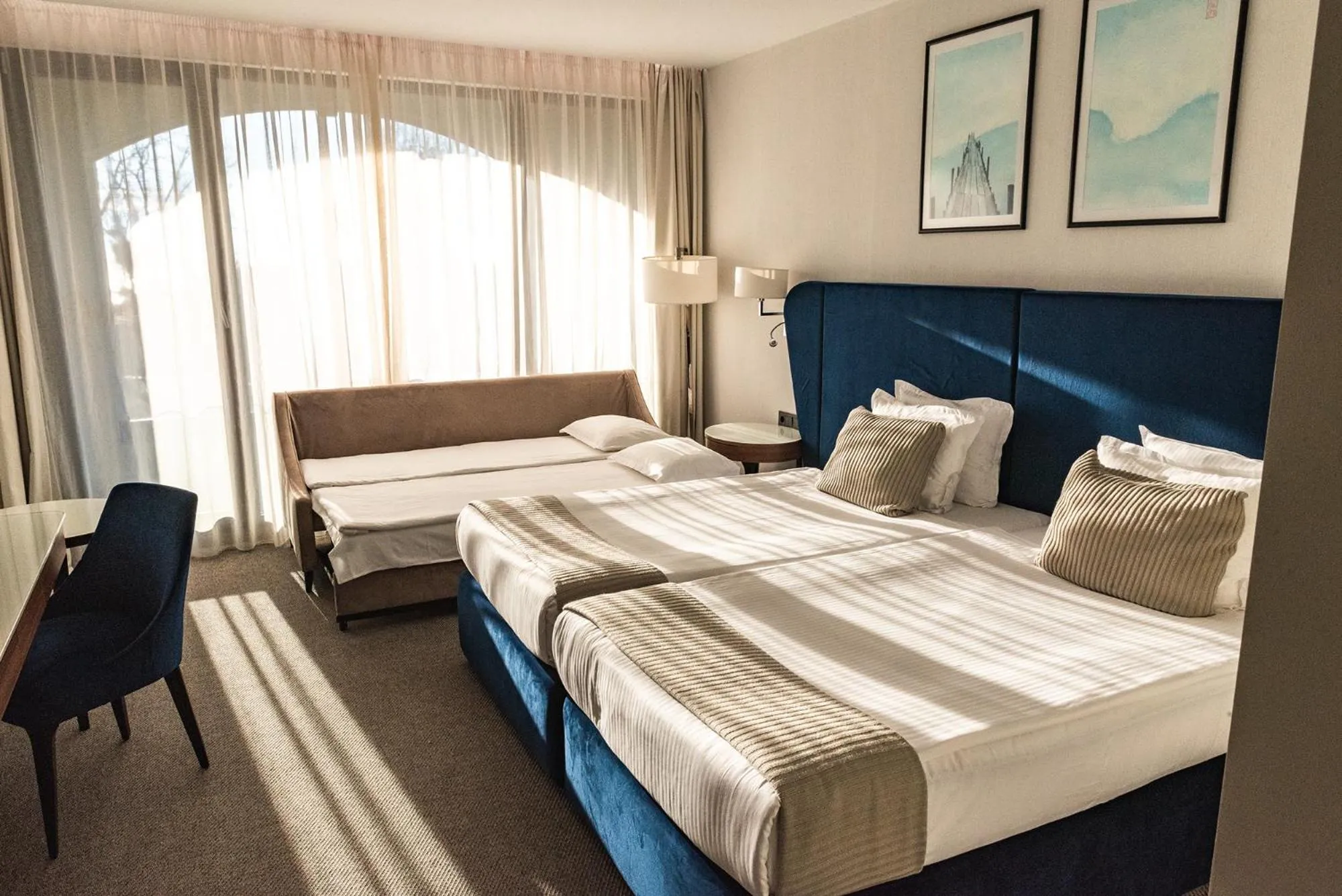 Bed in Astor Garden Hotel