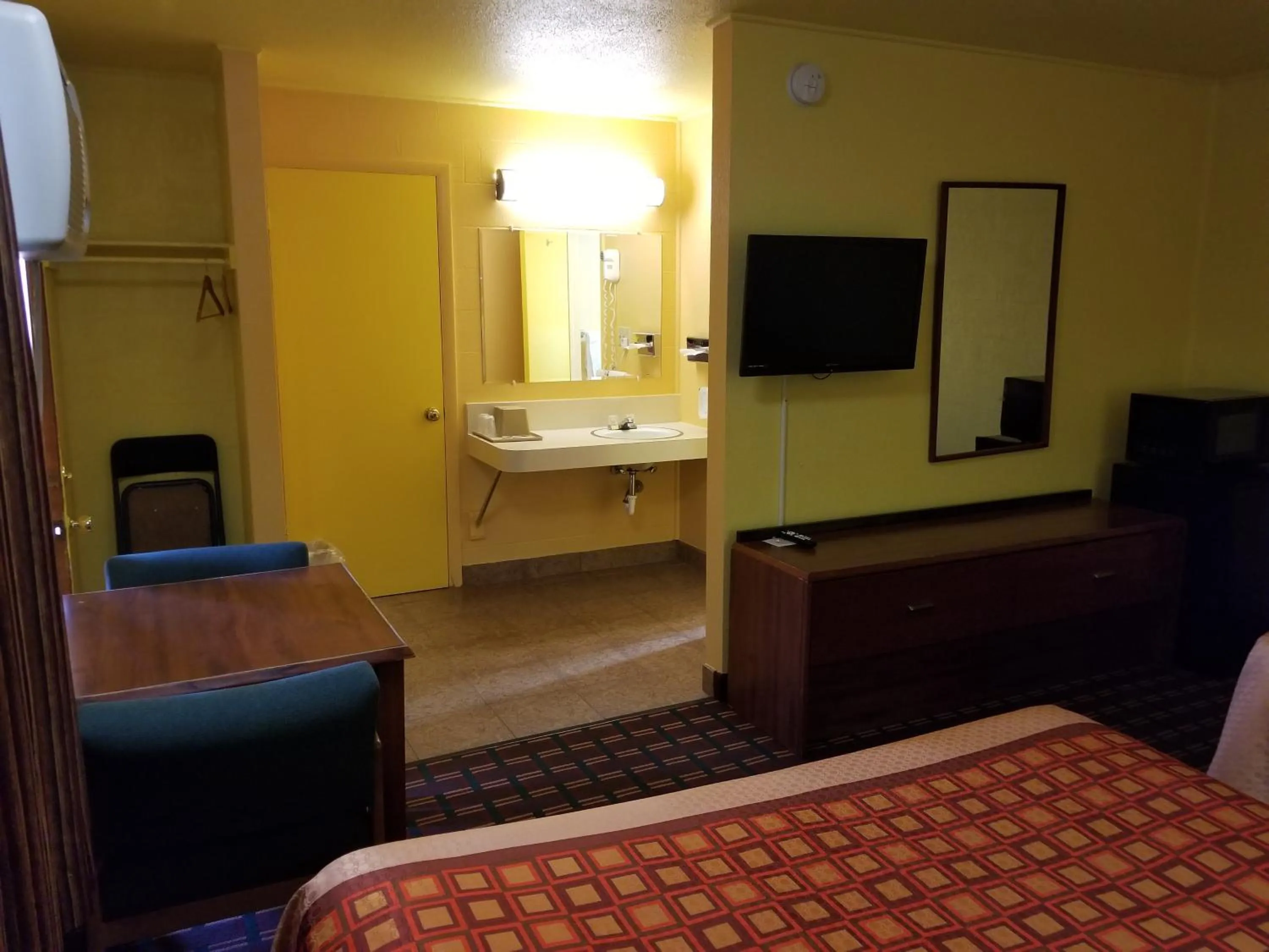 Bed in Motel 7 Rawlins