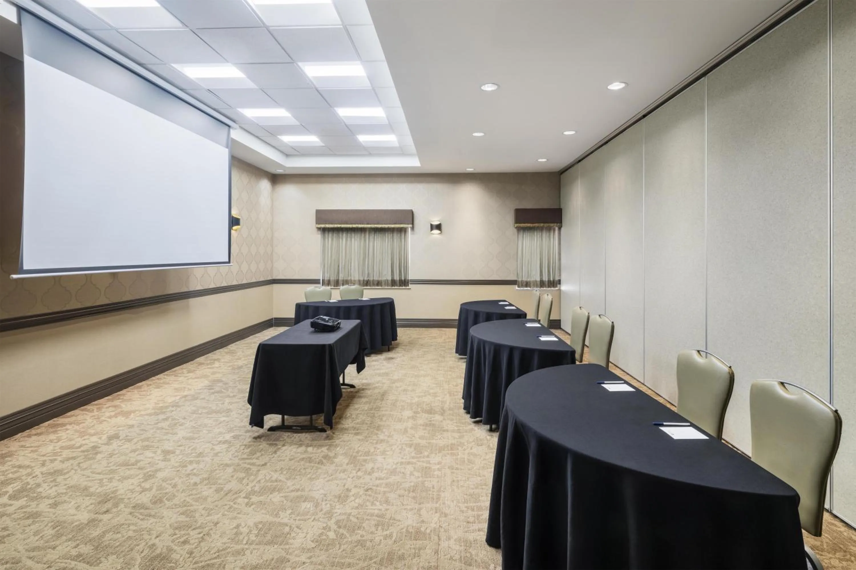 Meeting/conference room in Best Western Premier Freeport Inn Calgary Airport