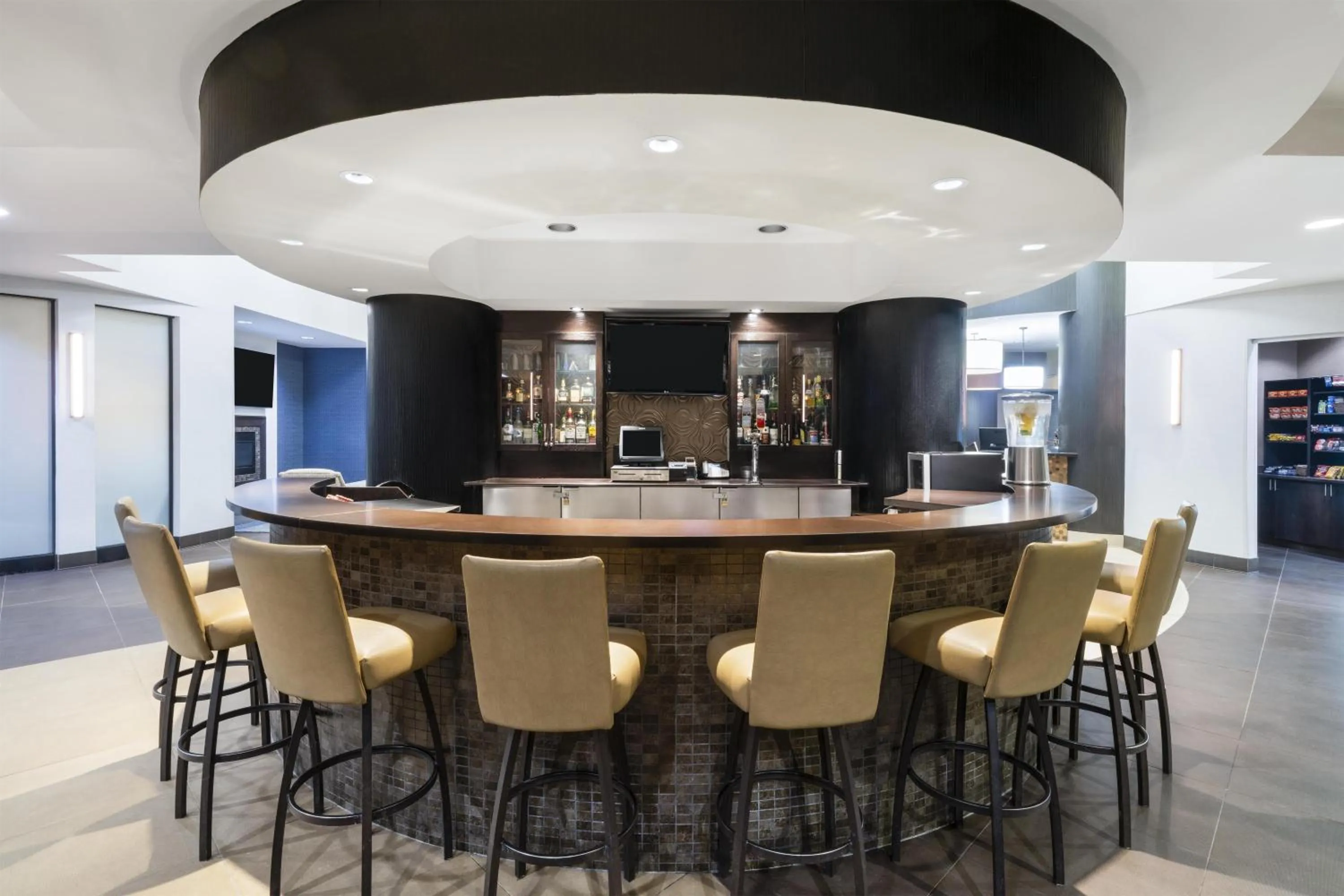 Lounge or bar in Best Western Premier Freeport Inn Calgary Airport