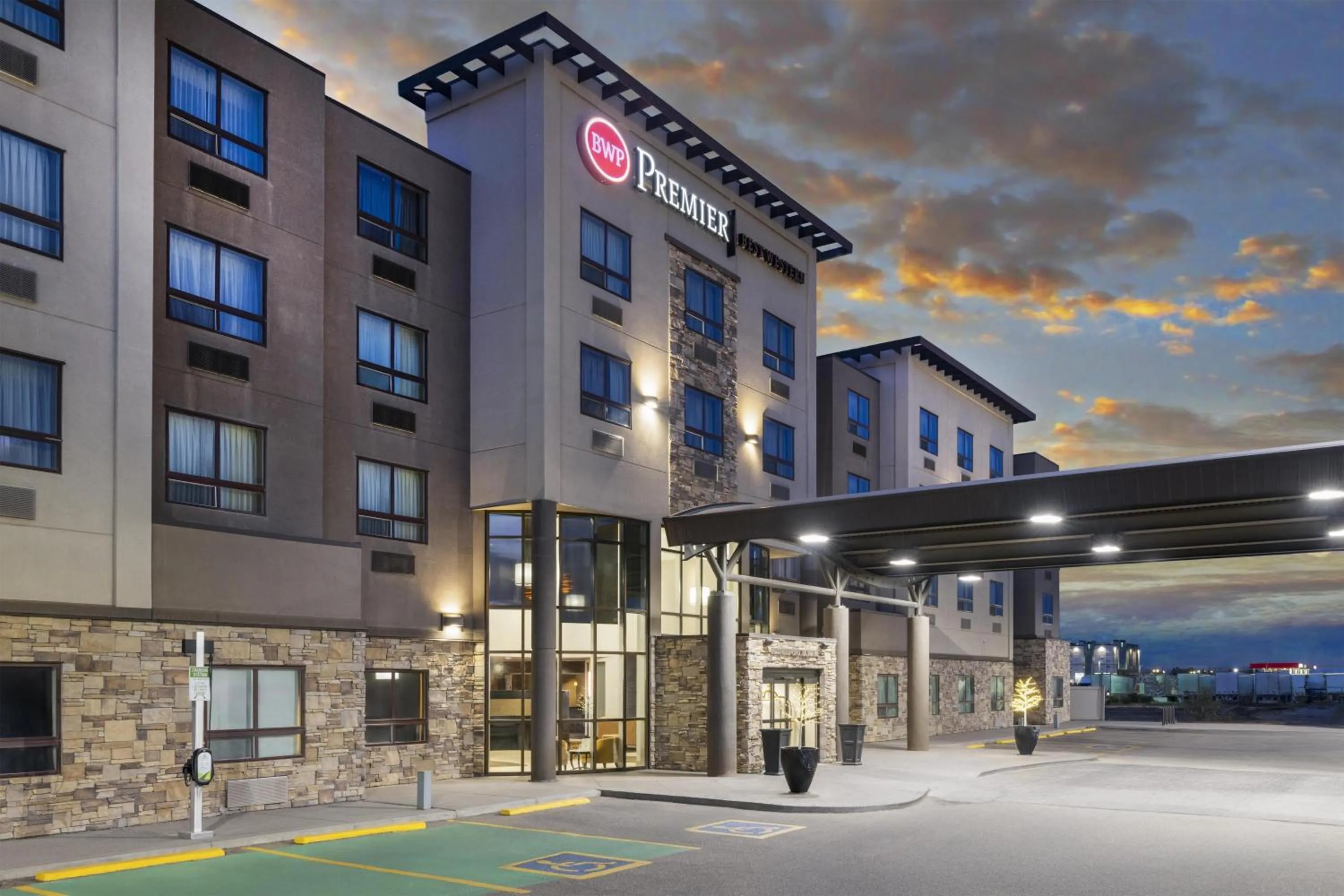 Property building in Best Western Premier Freeport Inn Calgary Airport