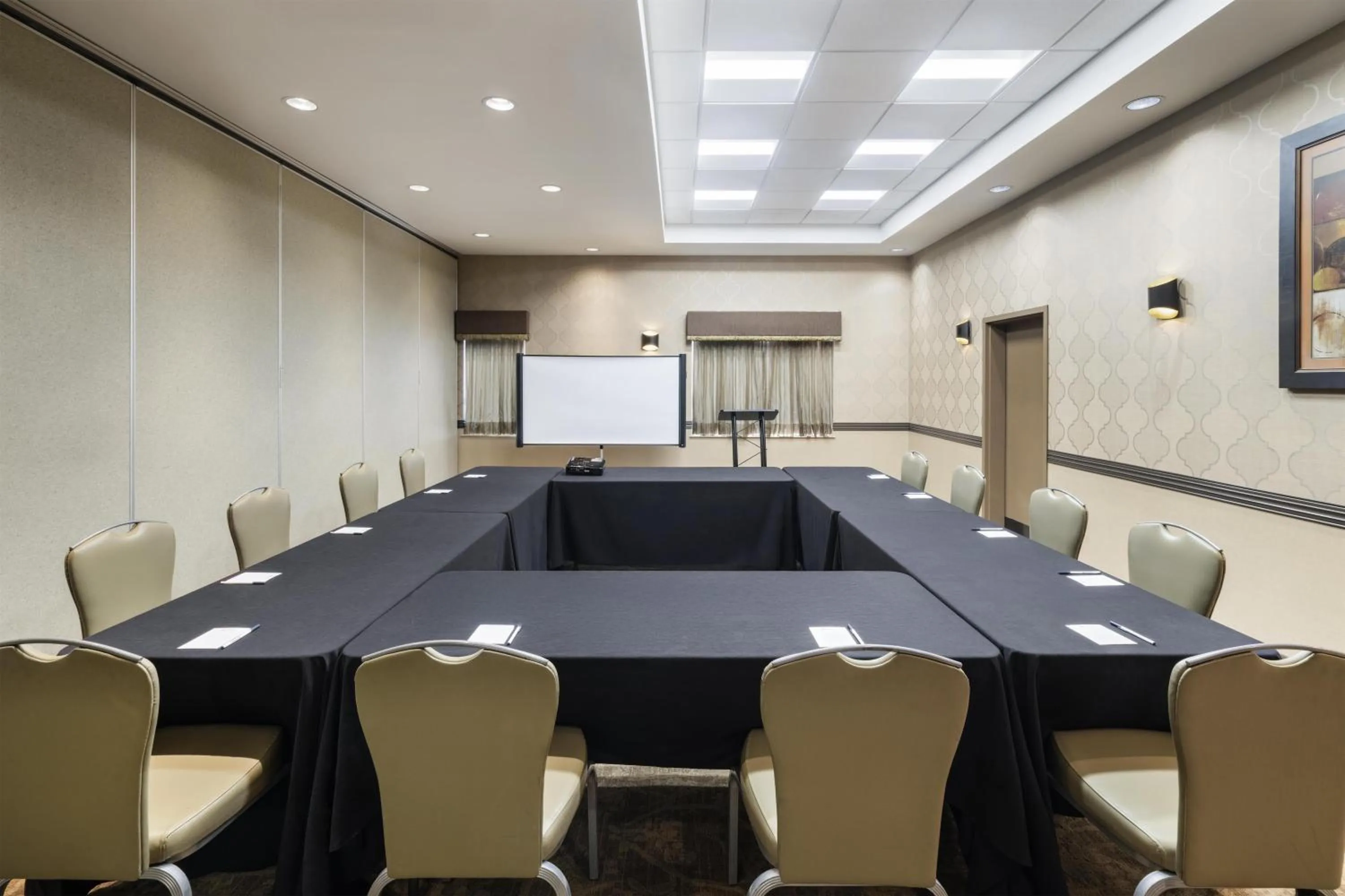 Meeting/conference room in Best Western Premier Freeport Inn Calgary Airport