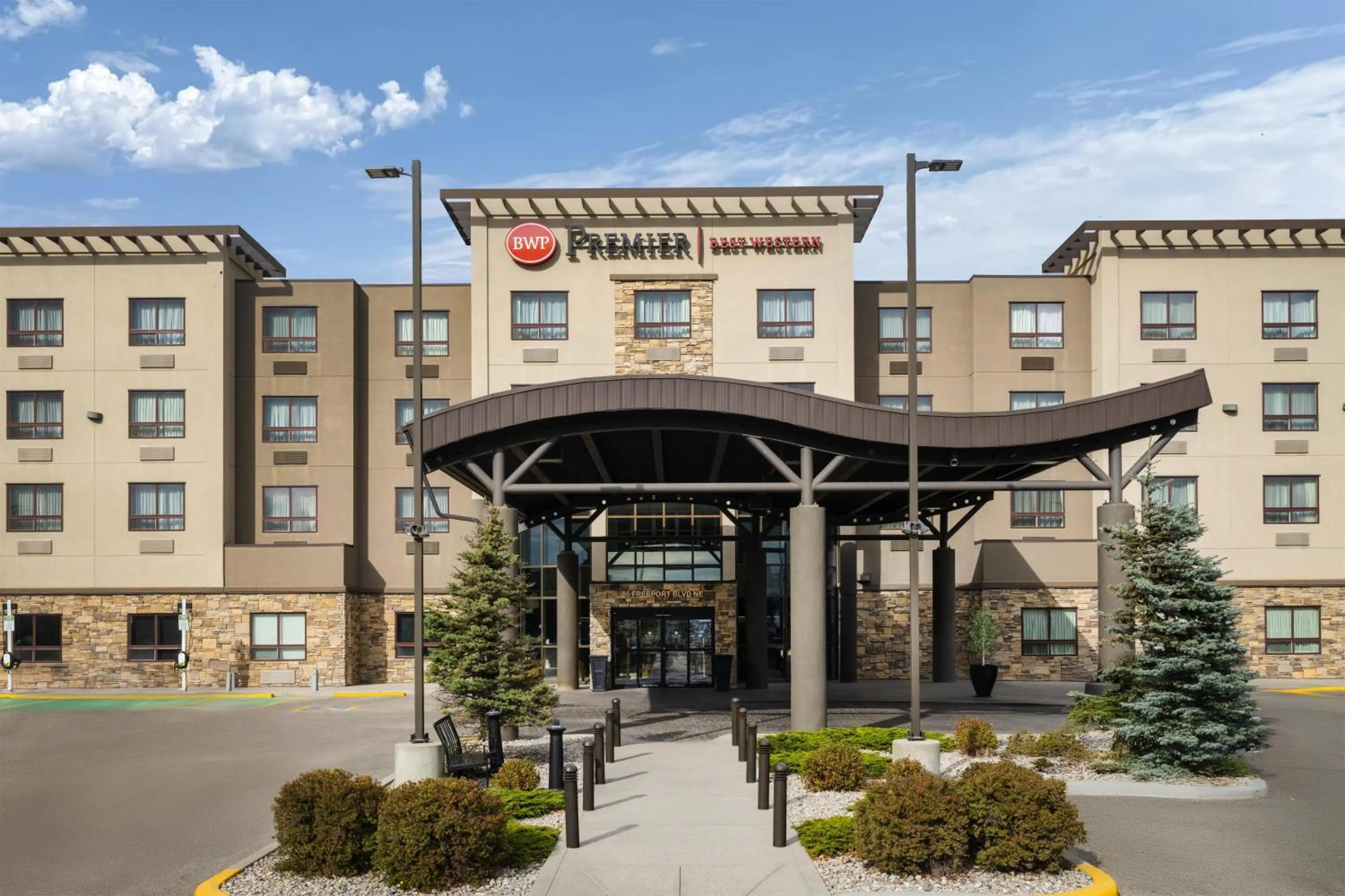 Property building in Best Western Premier Freeport Inn Calgary Airport