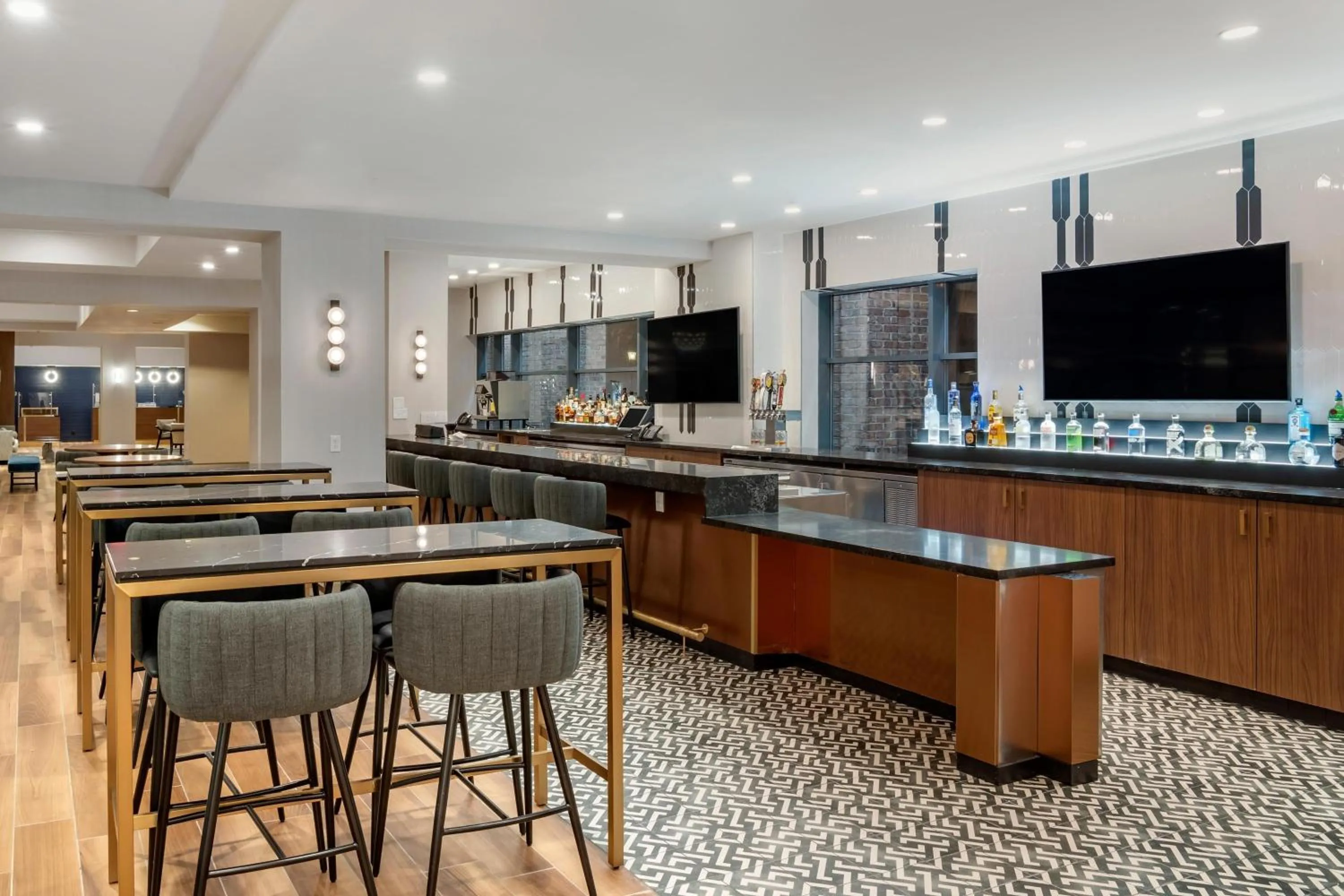 Lounge or bar in Sheraton Suites Old Town Alexandria