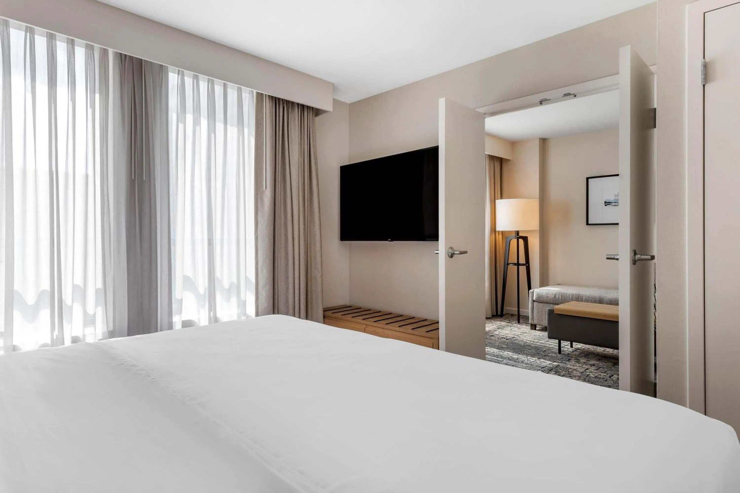 Bedroom, Bed in Sheraton Suites Old Town Alexandria