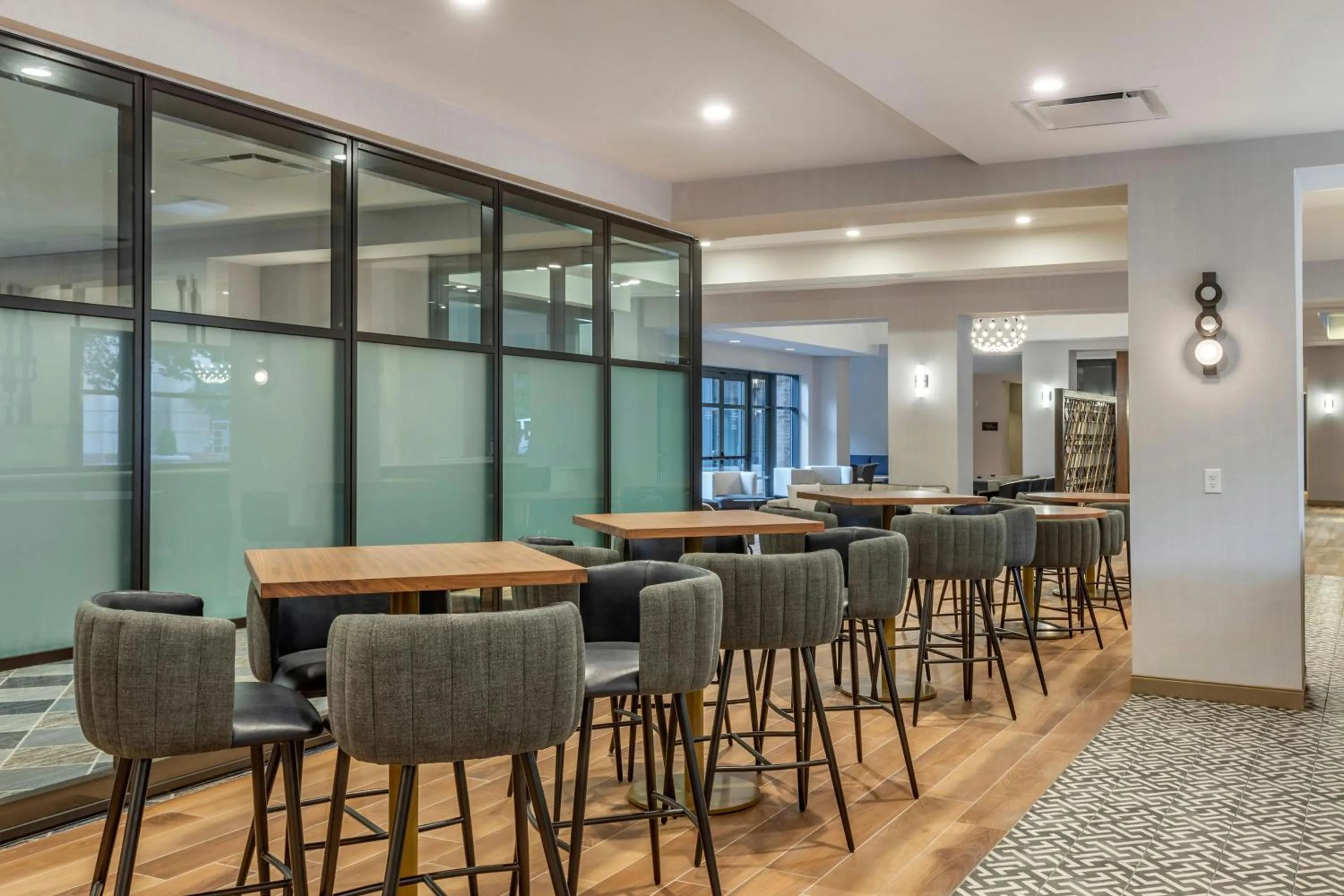 Lounge or bar in Sheraton Suites Old Town Alexandria