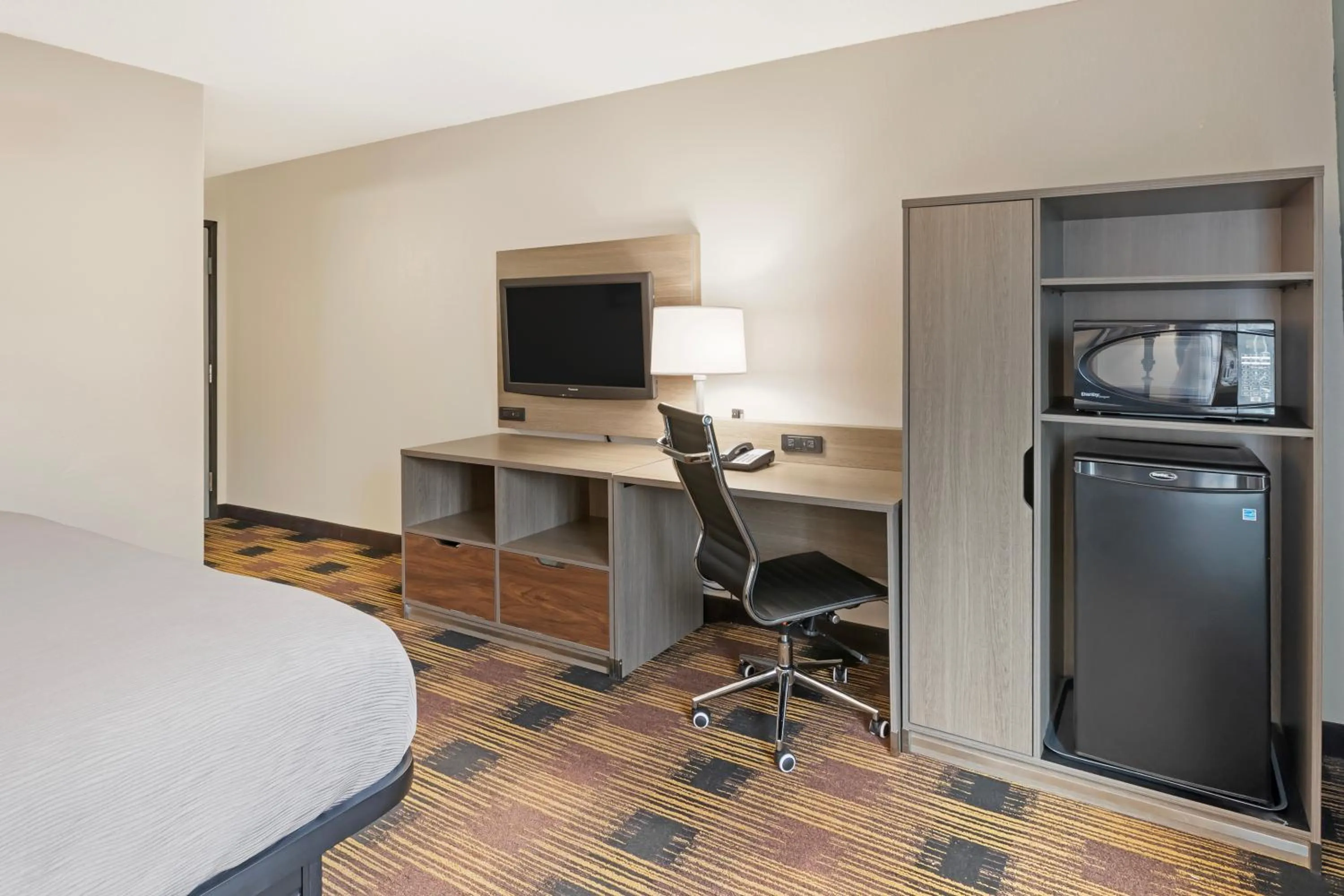 TV and multimedia, Bed in Quality Inn Newton at I-80