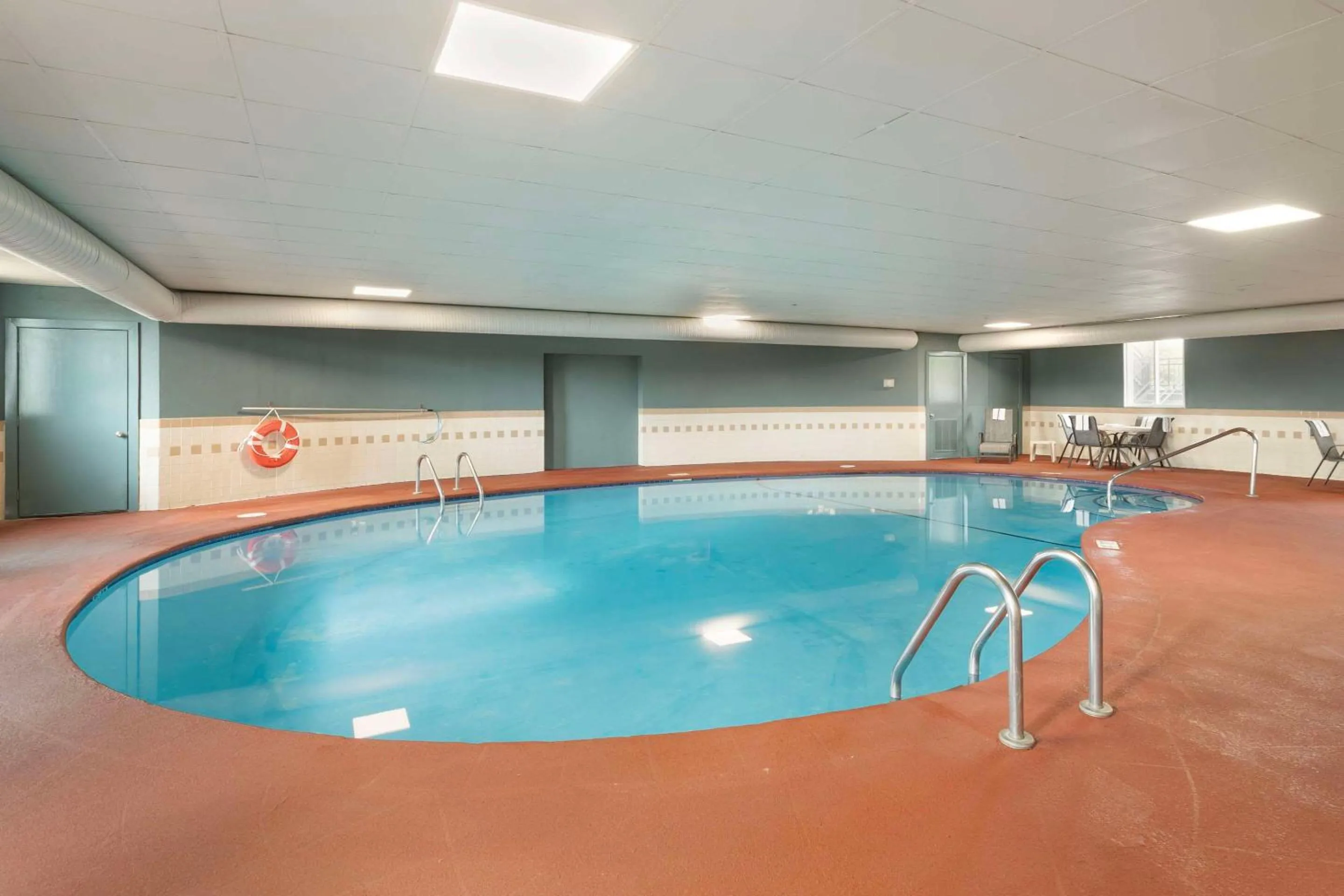 Swimming pool in Quality Inn Newton at I-80