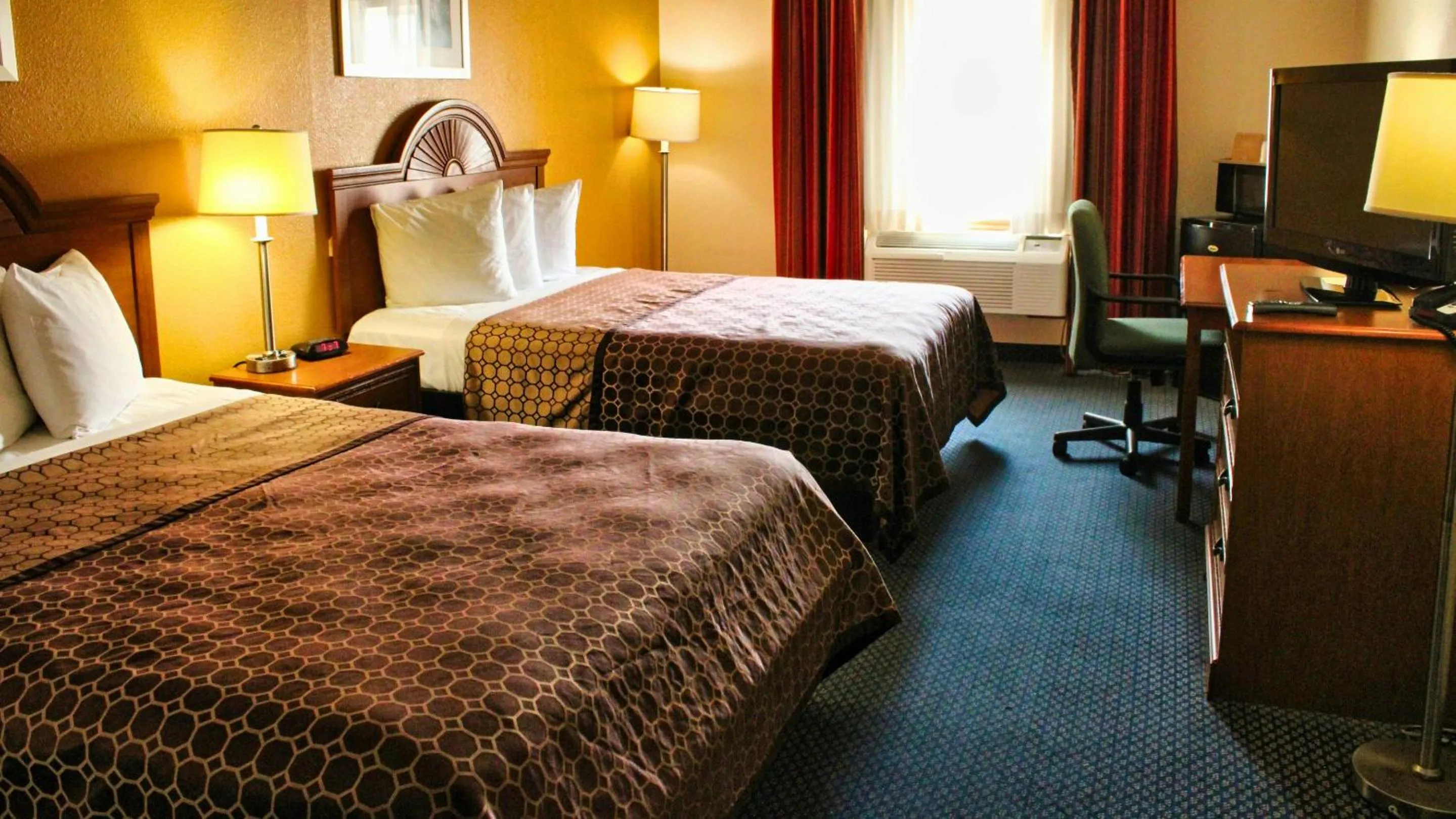 Facade/entrance, Bed in Magnuson Hotel Sand Springs – Tulsa West