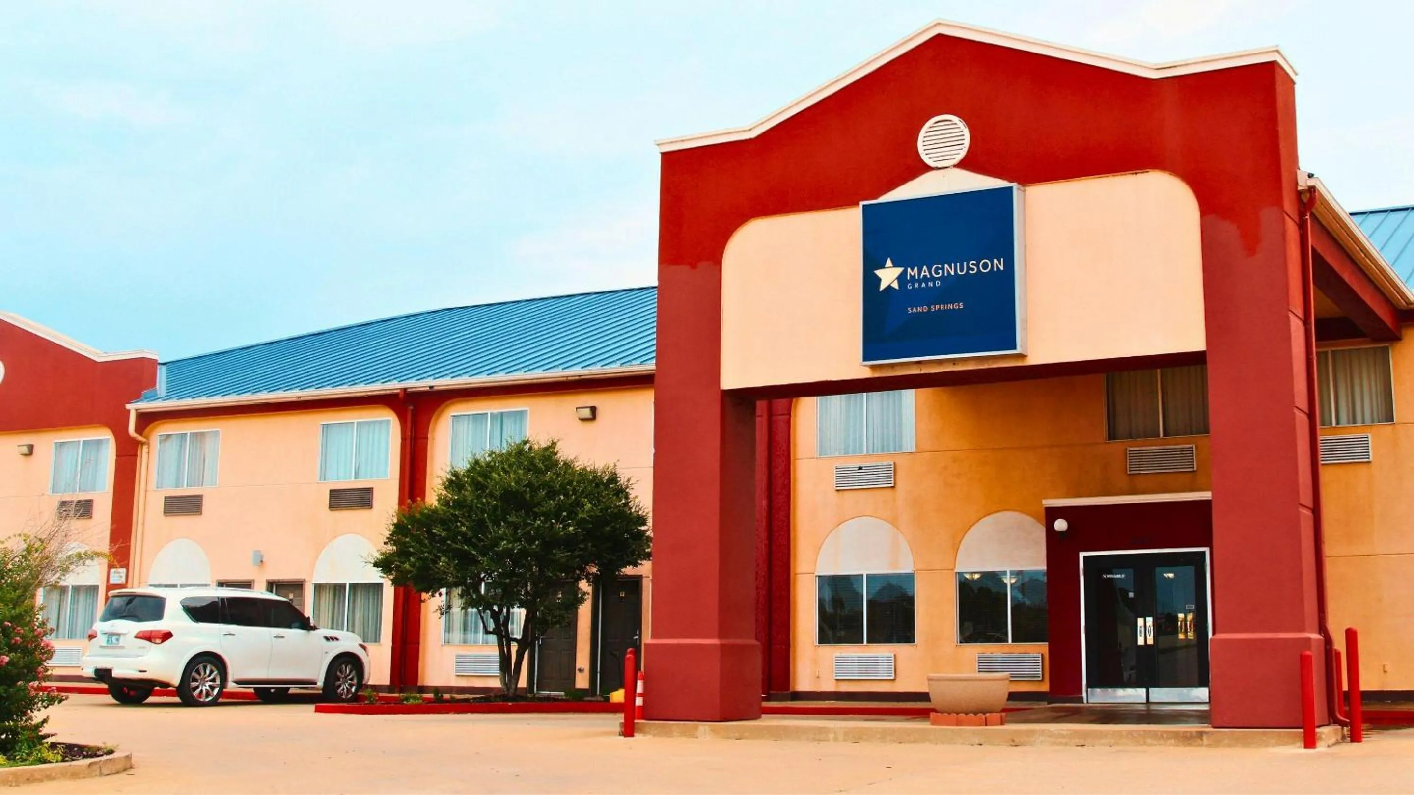 Facade/entrance in Magnuson Hotel Sand Springs – Tulsa West