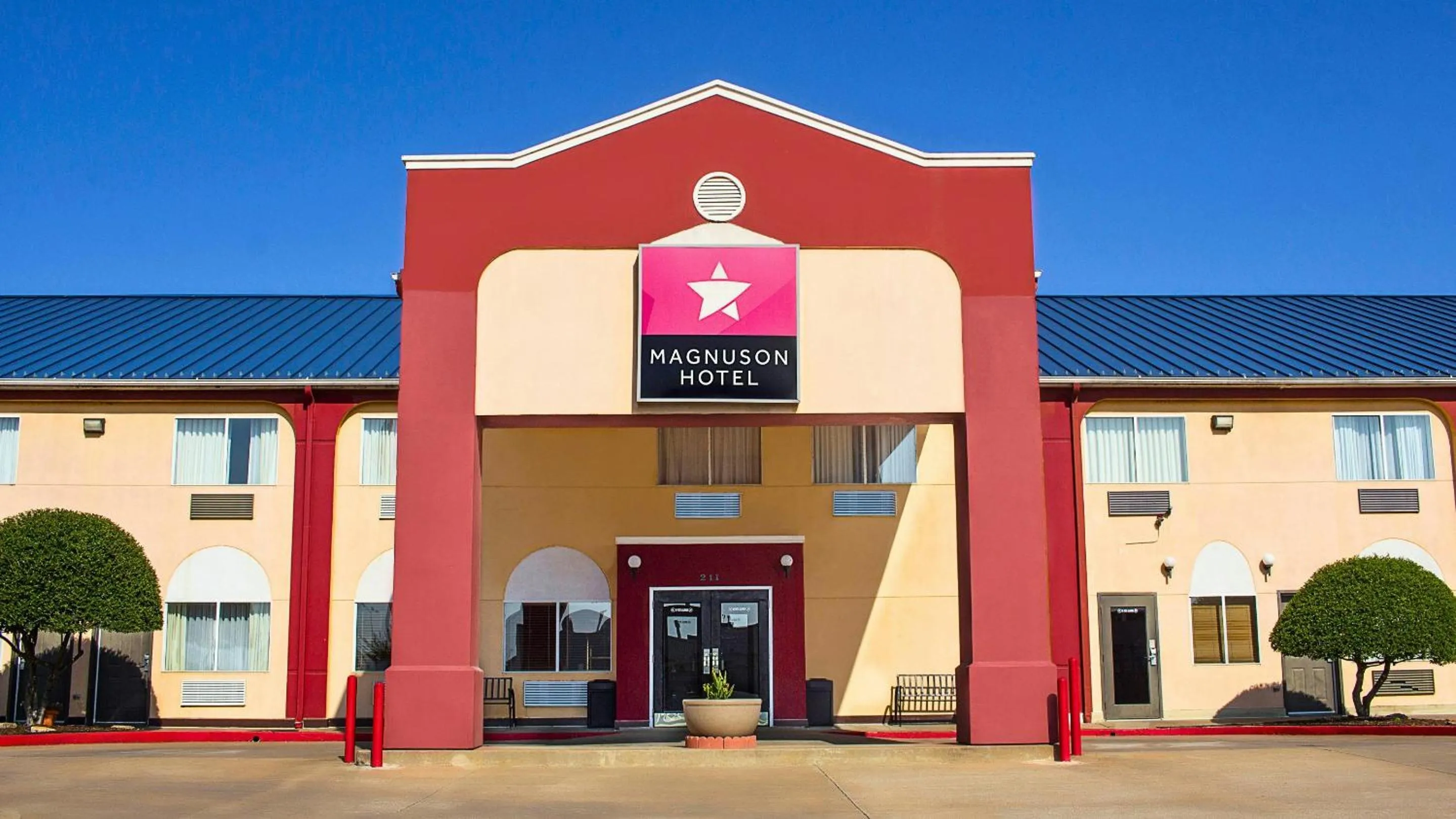 Facade/entrance in Magnuson Hotel Sand Springs – Tulsa West