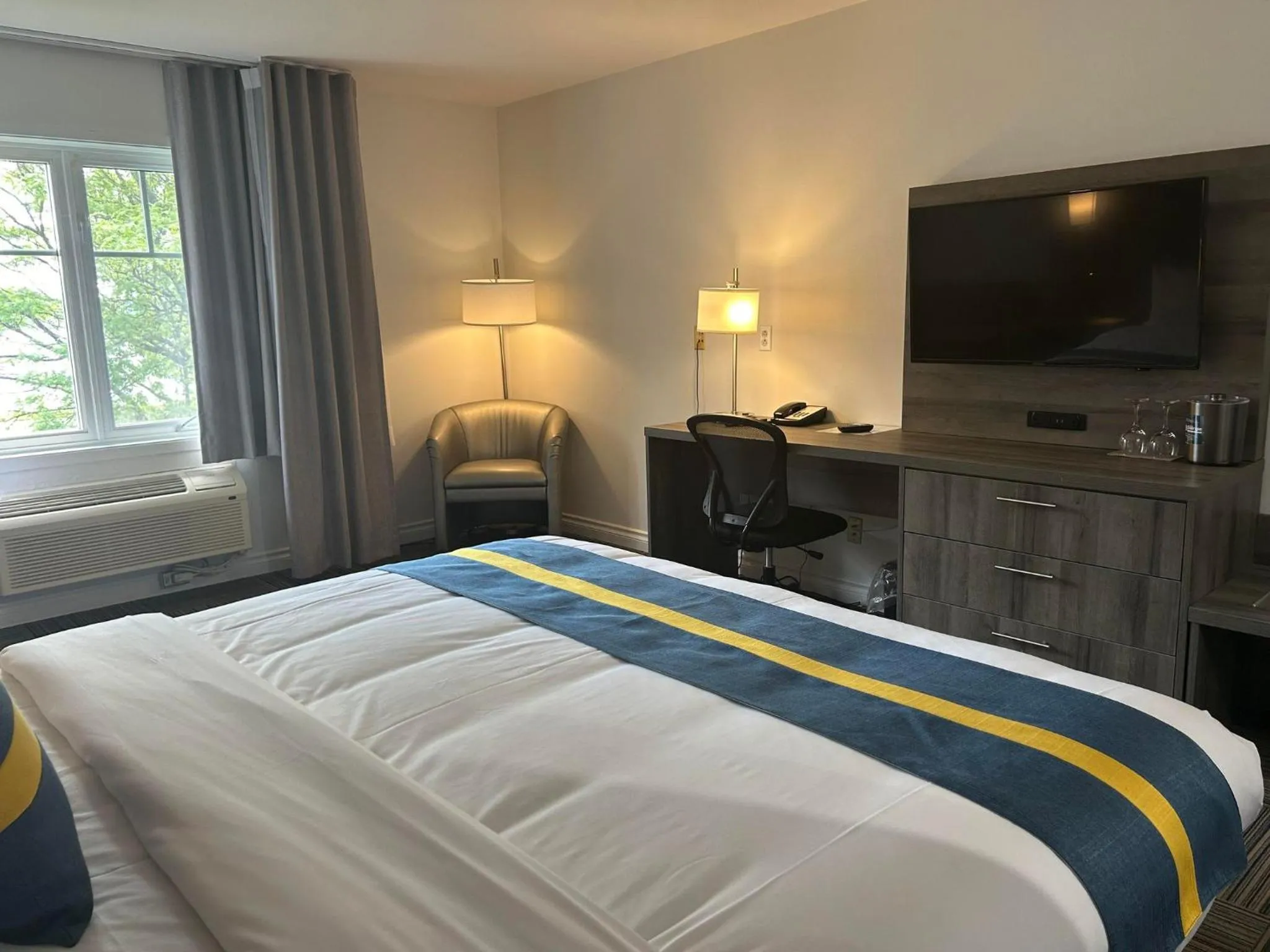 Bed in Hôtel Énergie Shawinigan