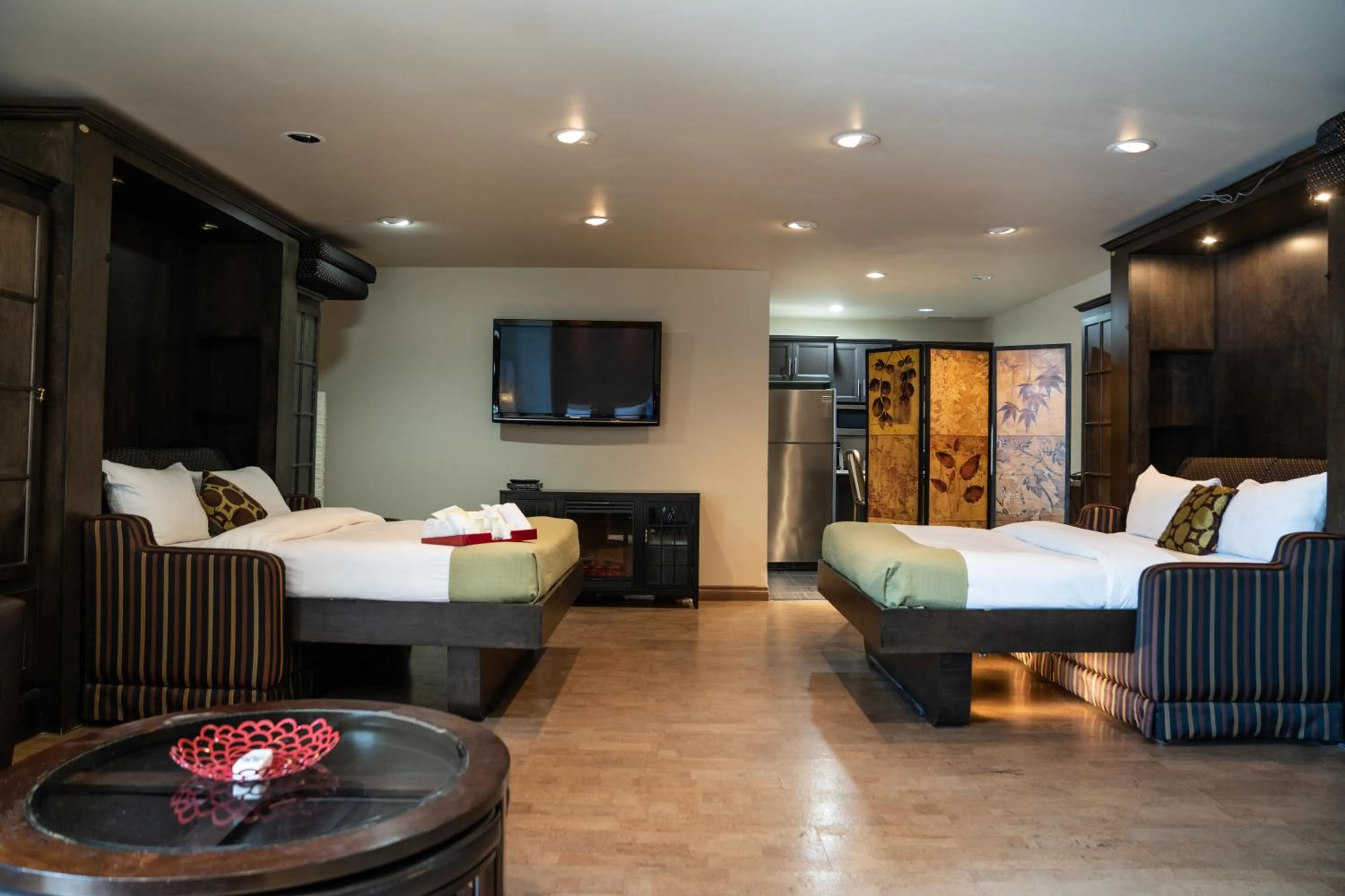 Photo of the whole room, Bed in Hôtel Énergie Shawinigan