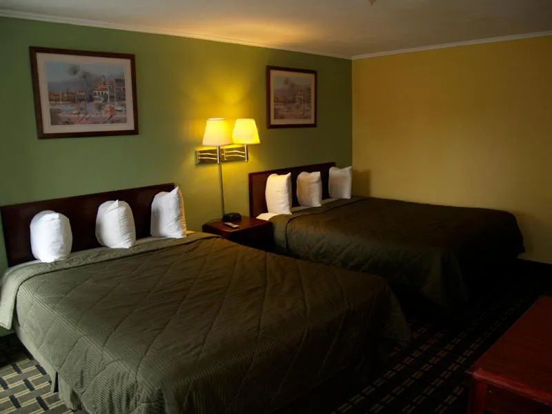 Queen Room with Two Queen Beds - Non-Smoking in Boulevard Inn