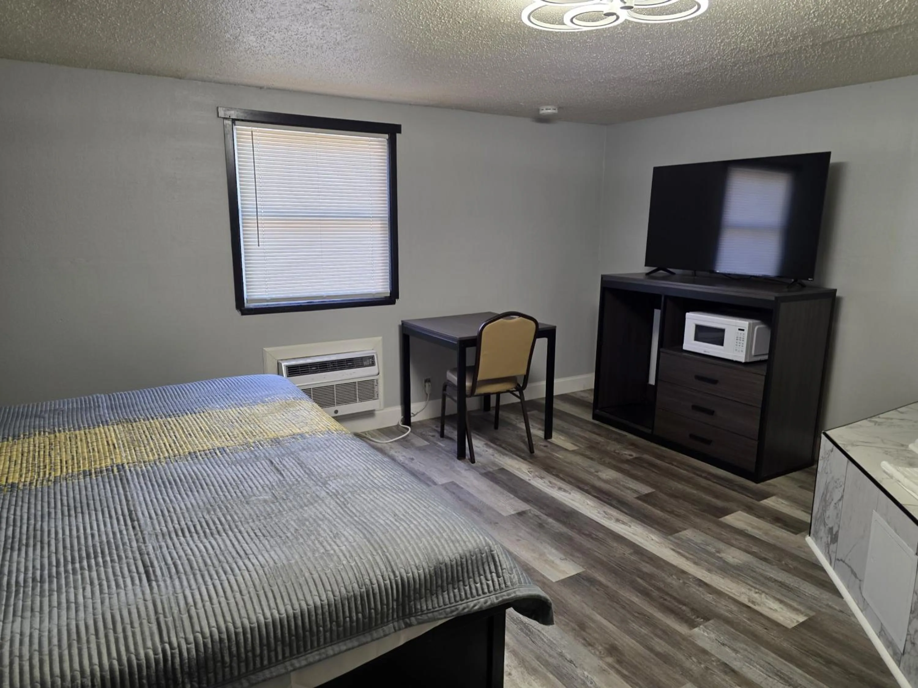 Photo of the whole room, Bed in Boulevard Inn