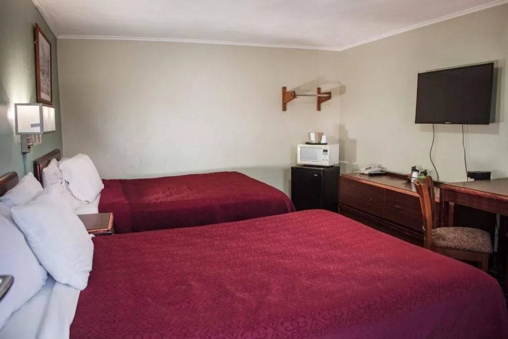 Queen Room with Two Queen Beds - Smoking in Boulevard Inn