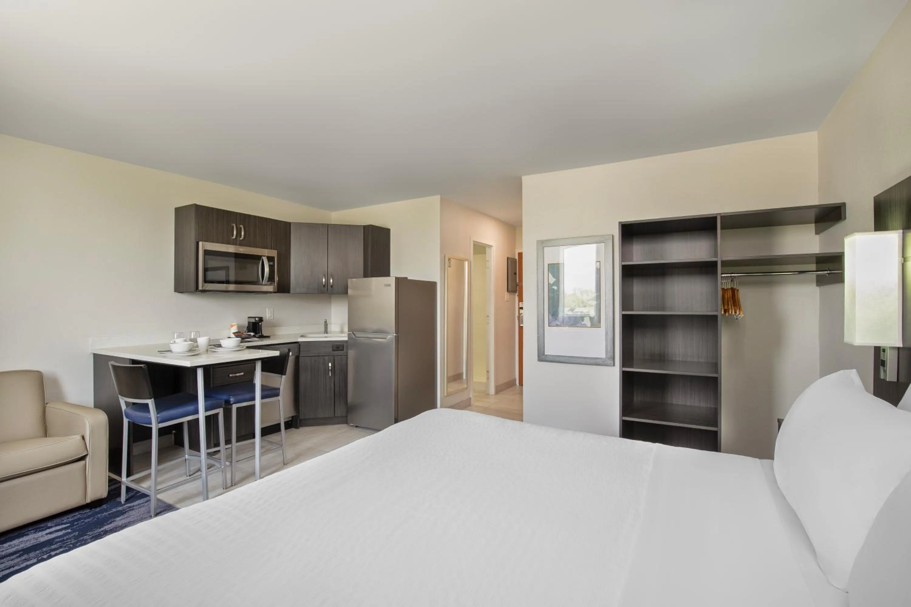 Kitchen or kitchenette, Bed in Quality Inn & Suites