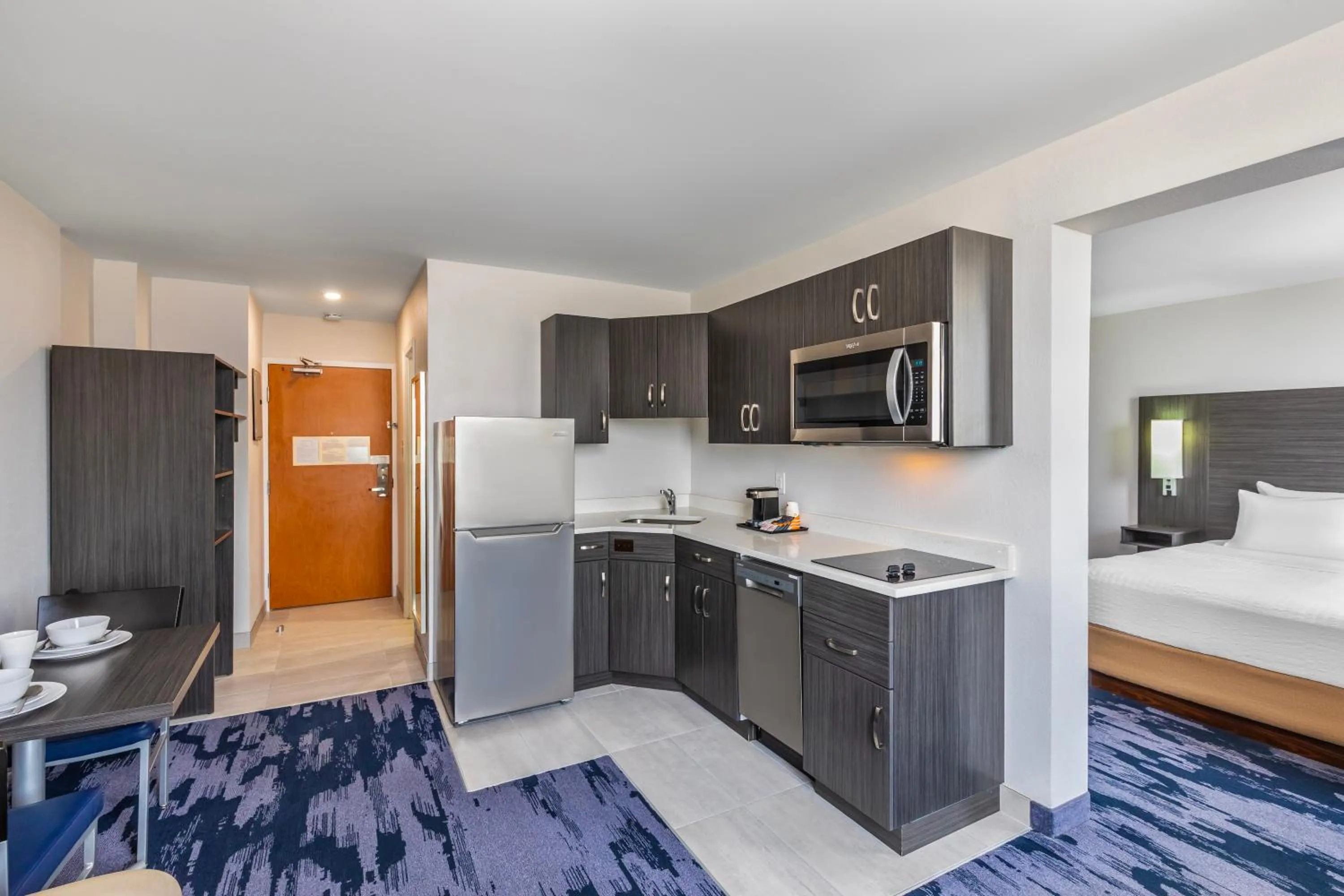 Kitchen or kitchenette, Bed in Quality Inn & Suites