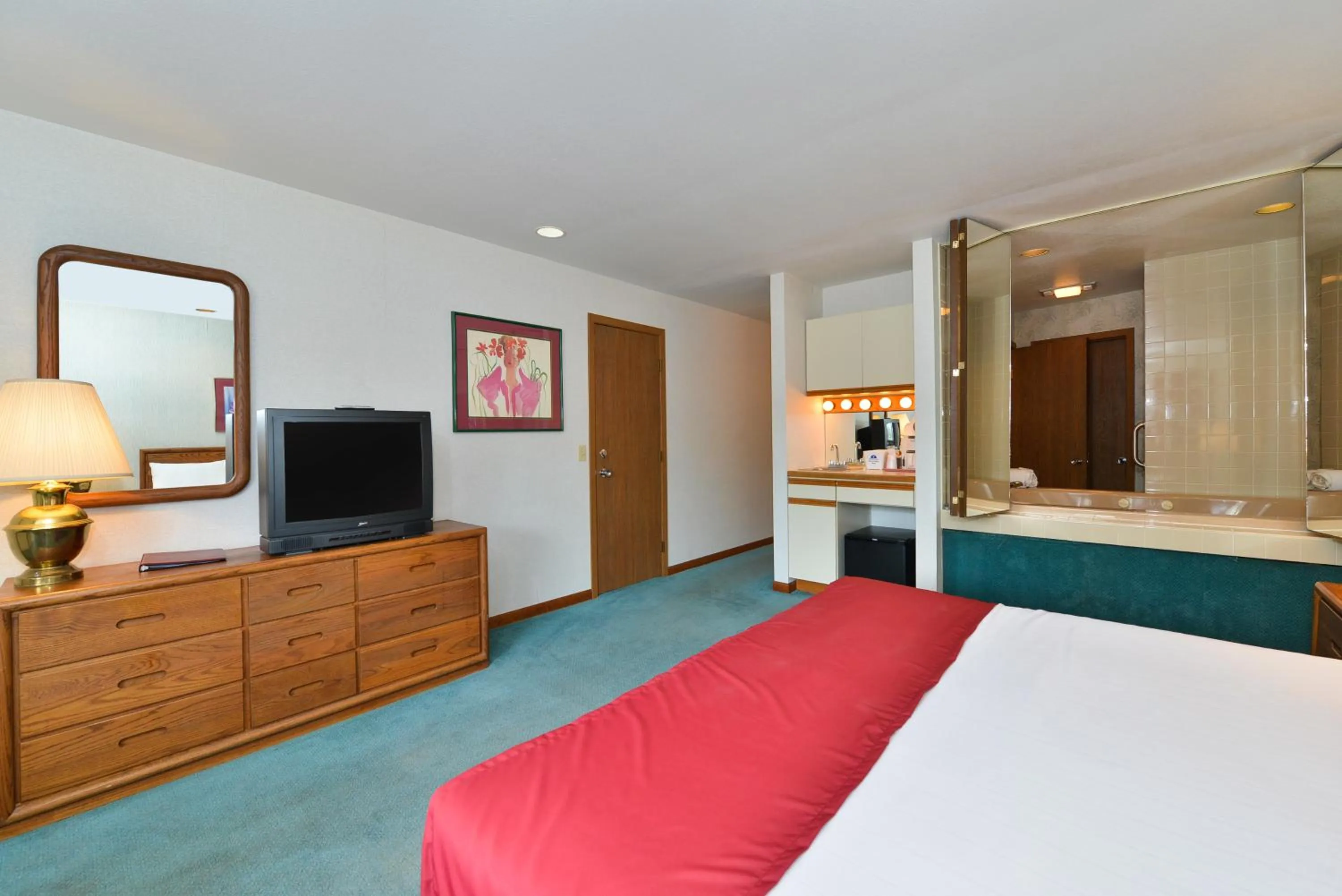 Bedroom, Bed in Americas Best Value Inn Mackinaw City