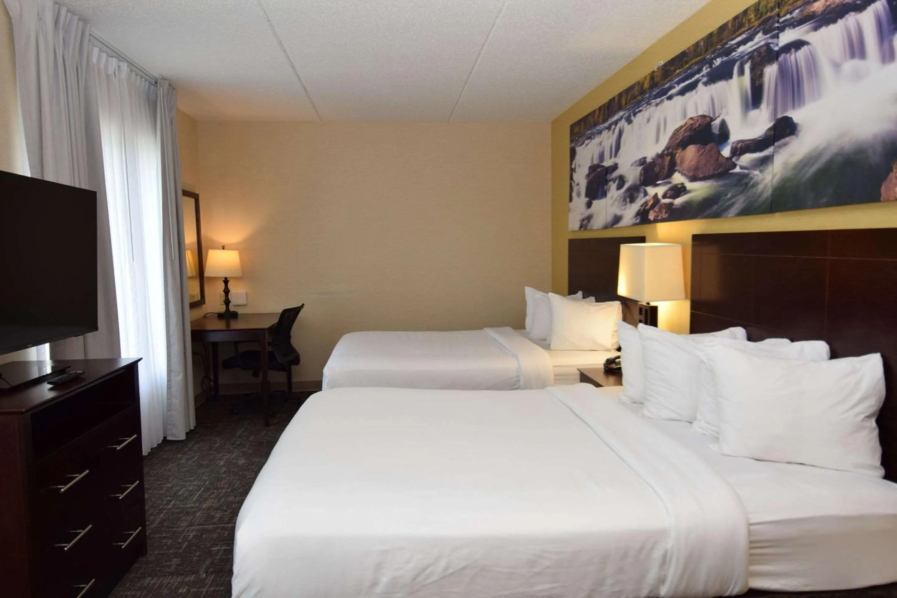 Bedroom, Bed in Cicero Grand - Syracuse North