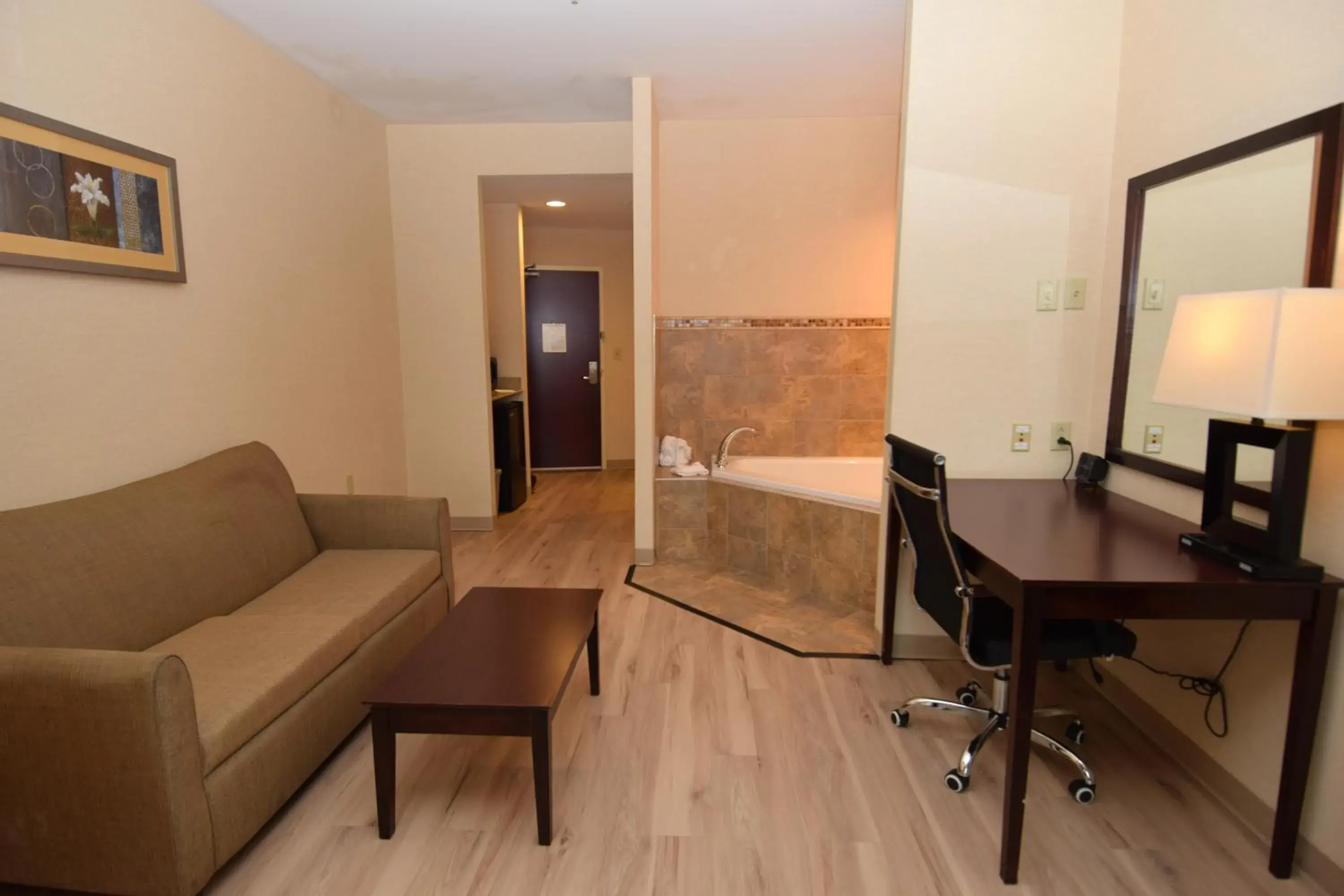 Suite with Hot Tub in Cicero Grand - Syracuse North Suite with Hot Tub in Cicero Grand - Syracuse North