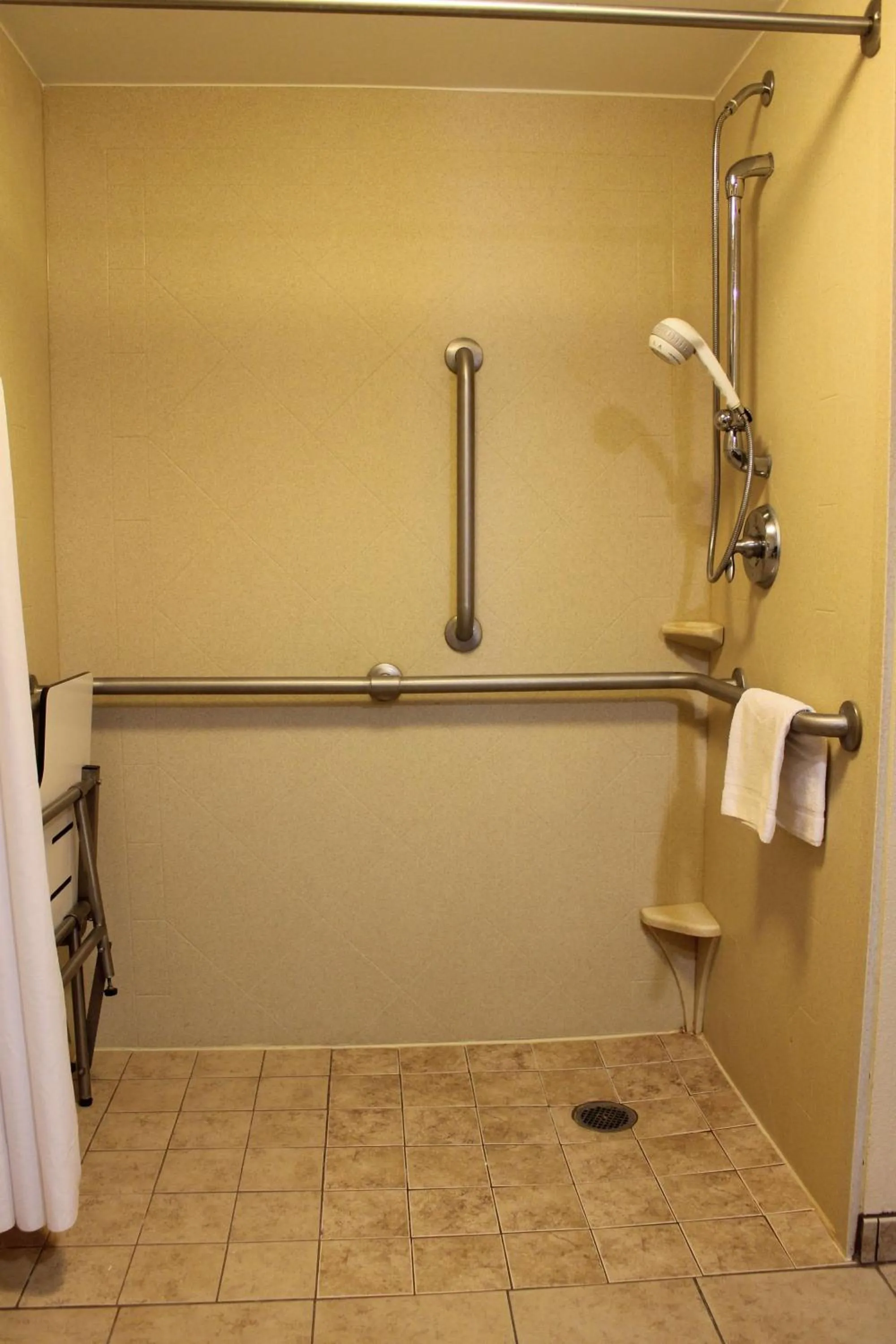 Bathroom in Hampton Inn Gettysburg