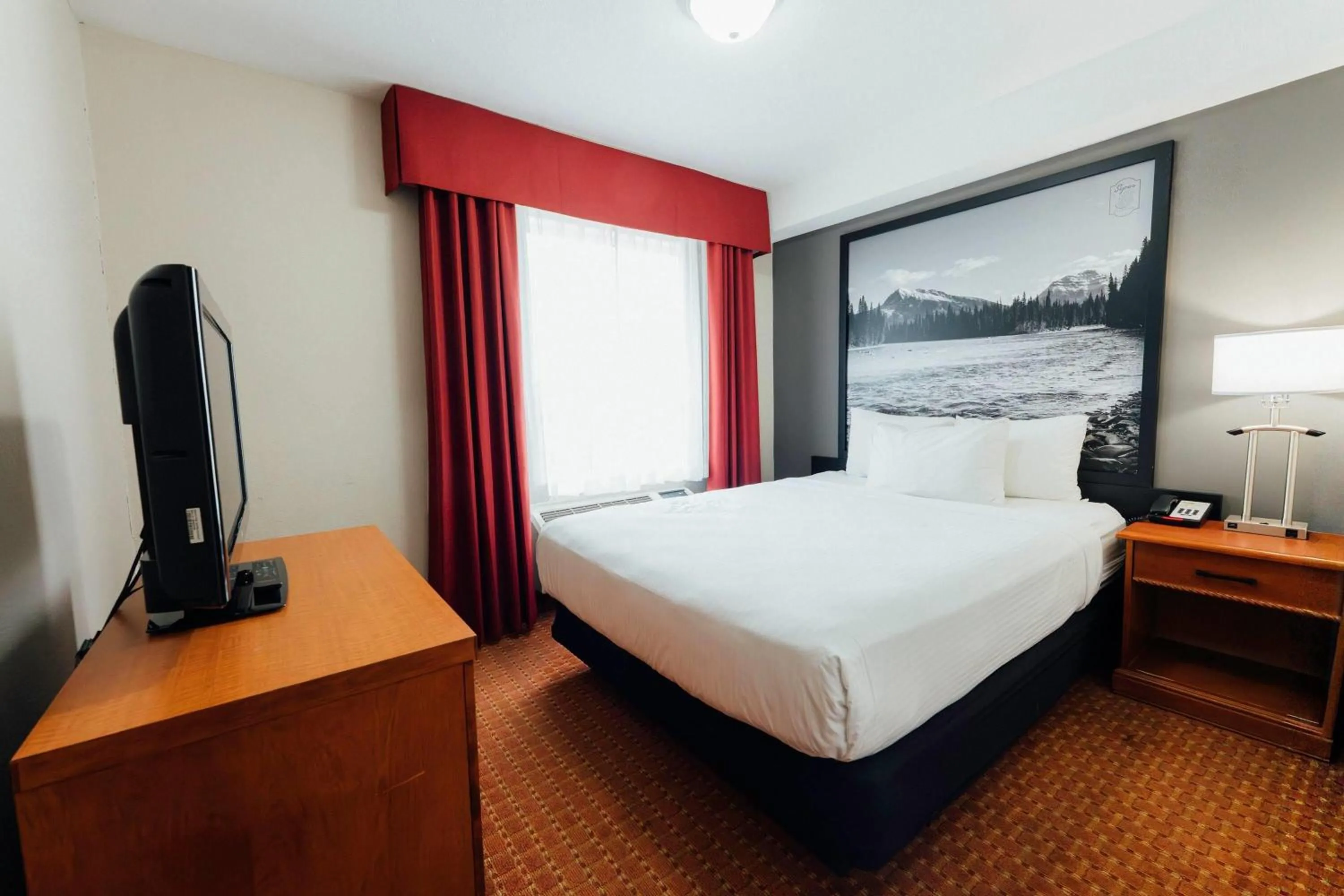 Photo of the whole room, Bed in Super 8 by Wyndham Grande Prairie