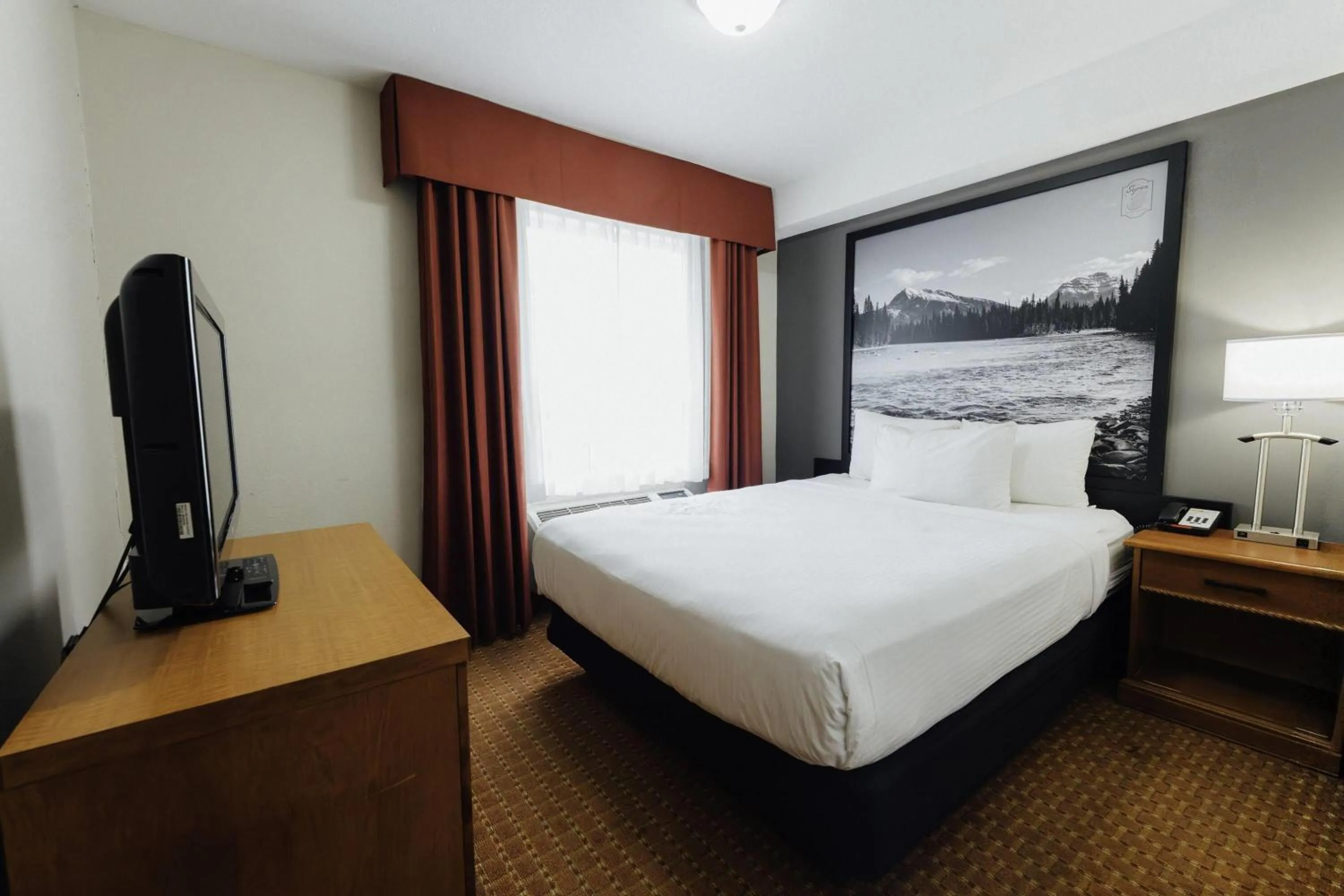 Photo of the whole room, Bed in Super 8 by Wyndham Grande Prairie
