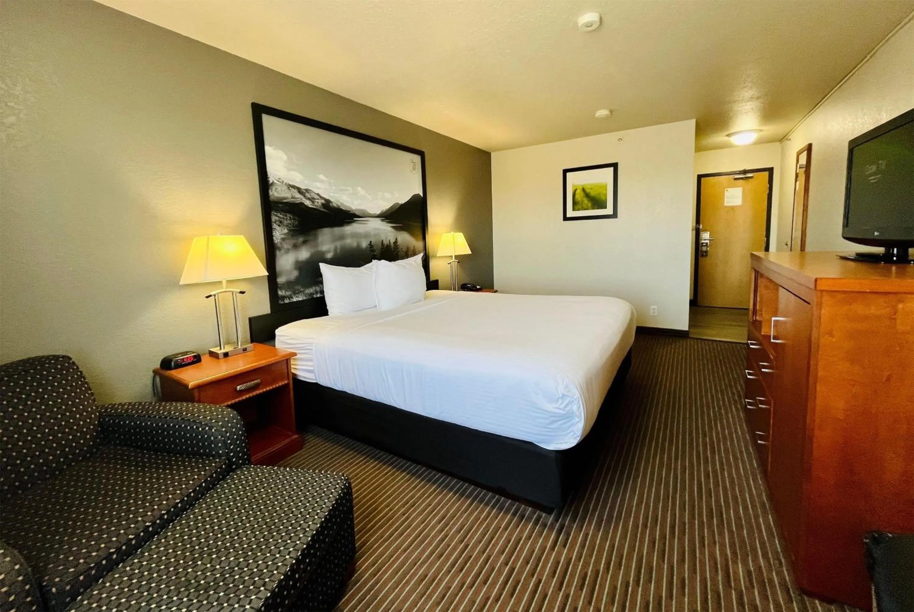 Photo of the whole room, Bed in Super 8 by Wyndham Grande Prairie