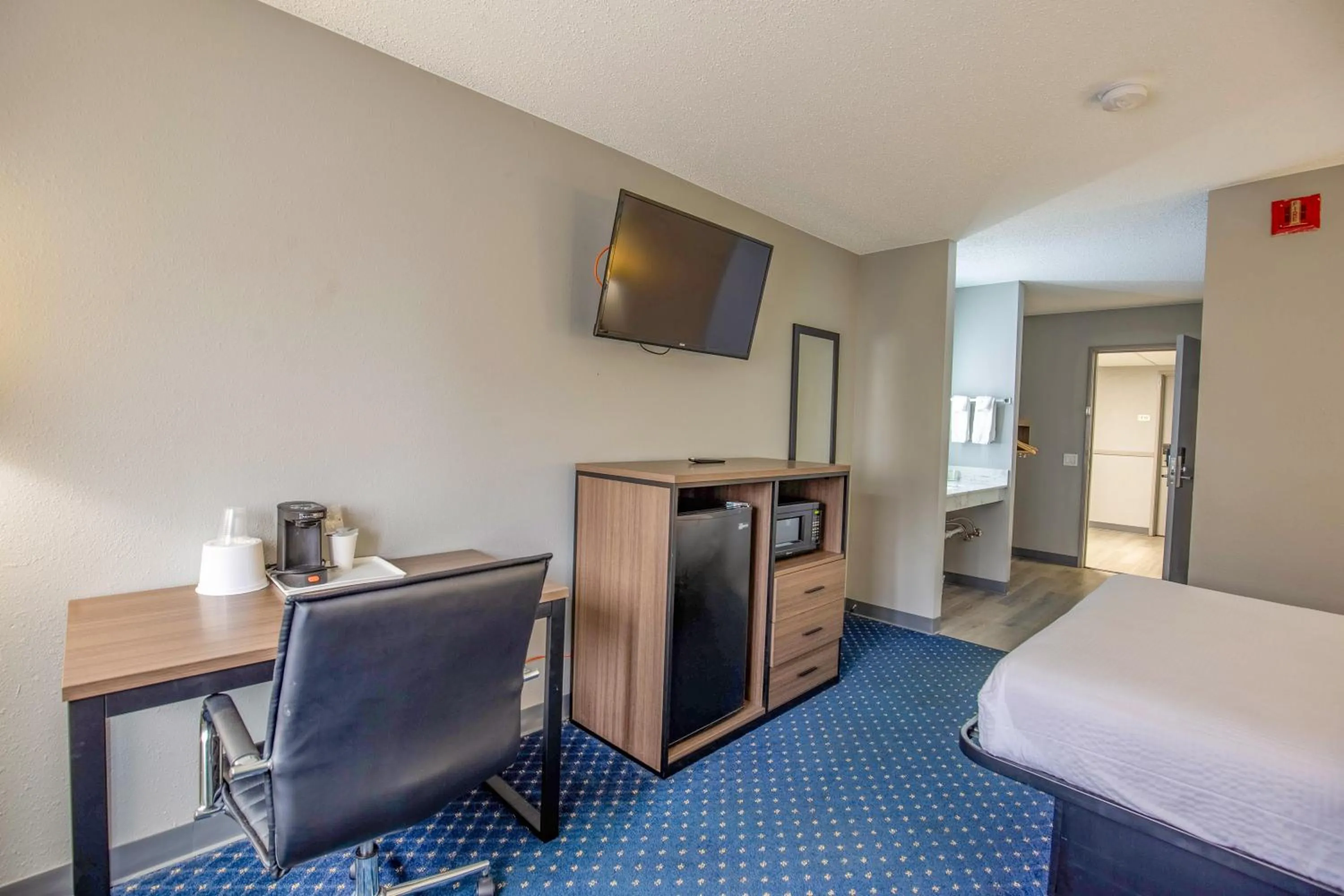 Bed in Super 8 by Wyndham Rockford I-90 Casino District