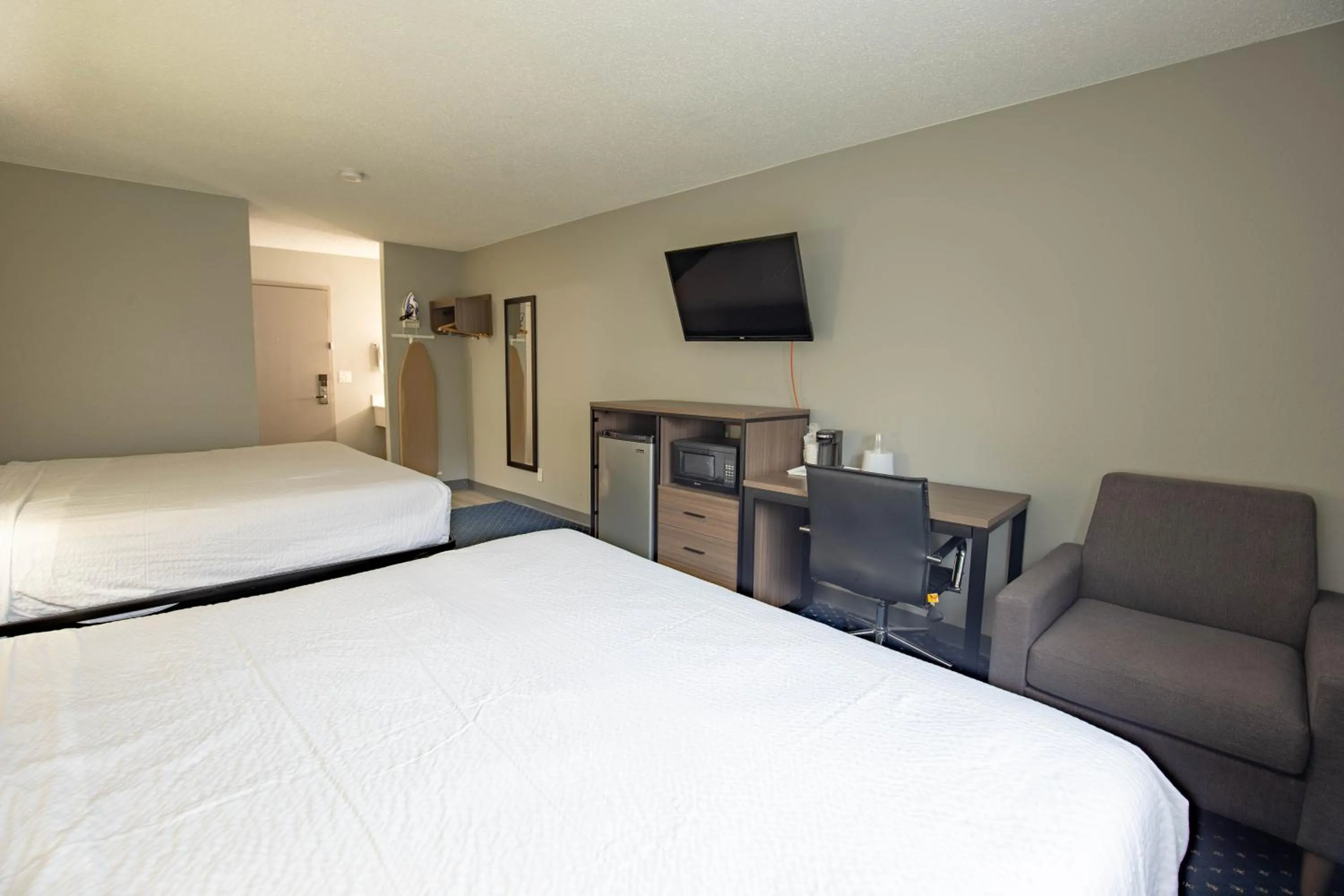 Bed in Super 8 by Wyndham Rockford I-90 Casino District