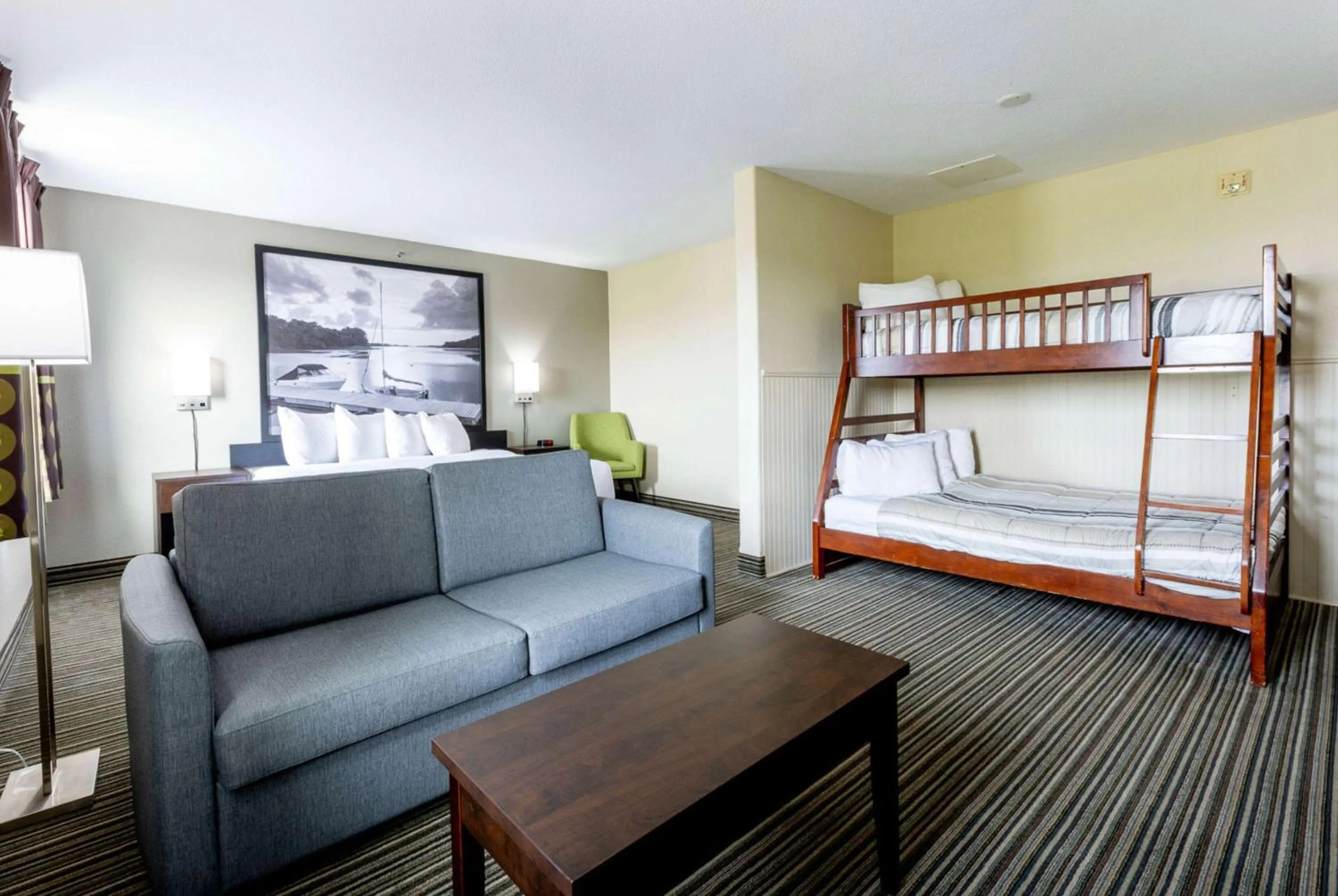 Photo of the whole room, Bed in Super 8 by Wyndham Truro NS