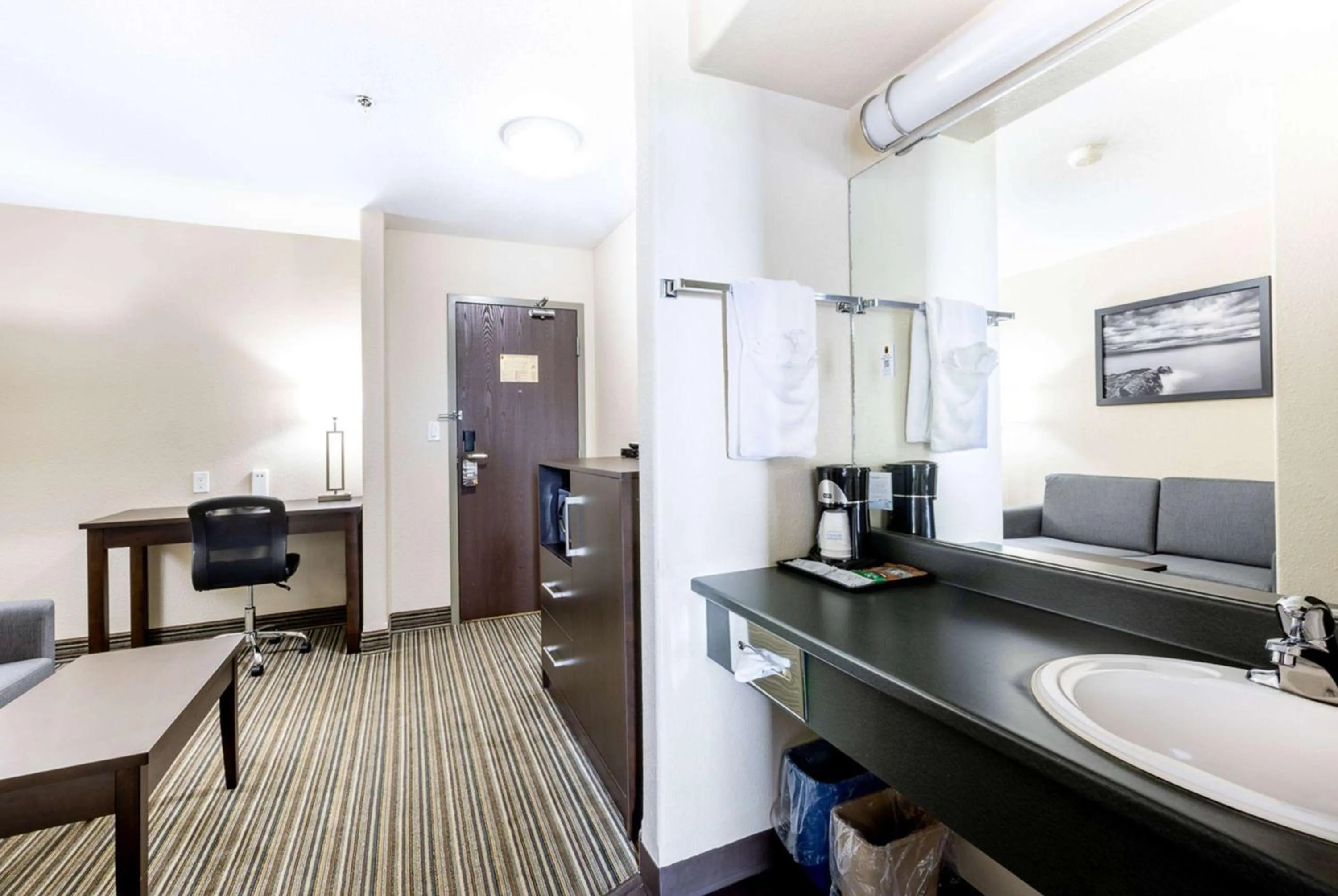 Photo of the whole room in Super 8 by Wyndham Truro NS