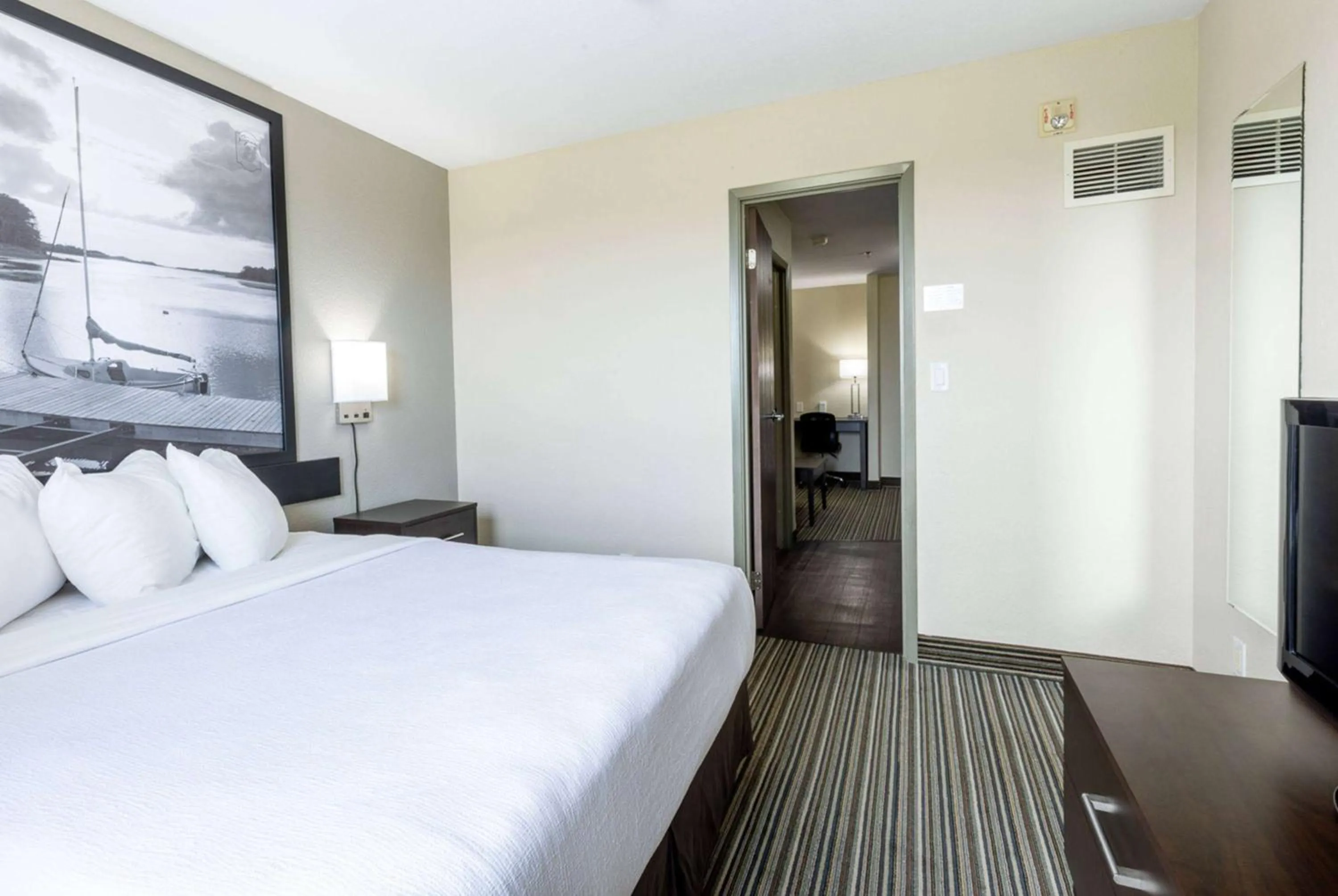 Photo of the whole room, Bed in Super 8 by Wyndham Truro NS