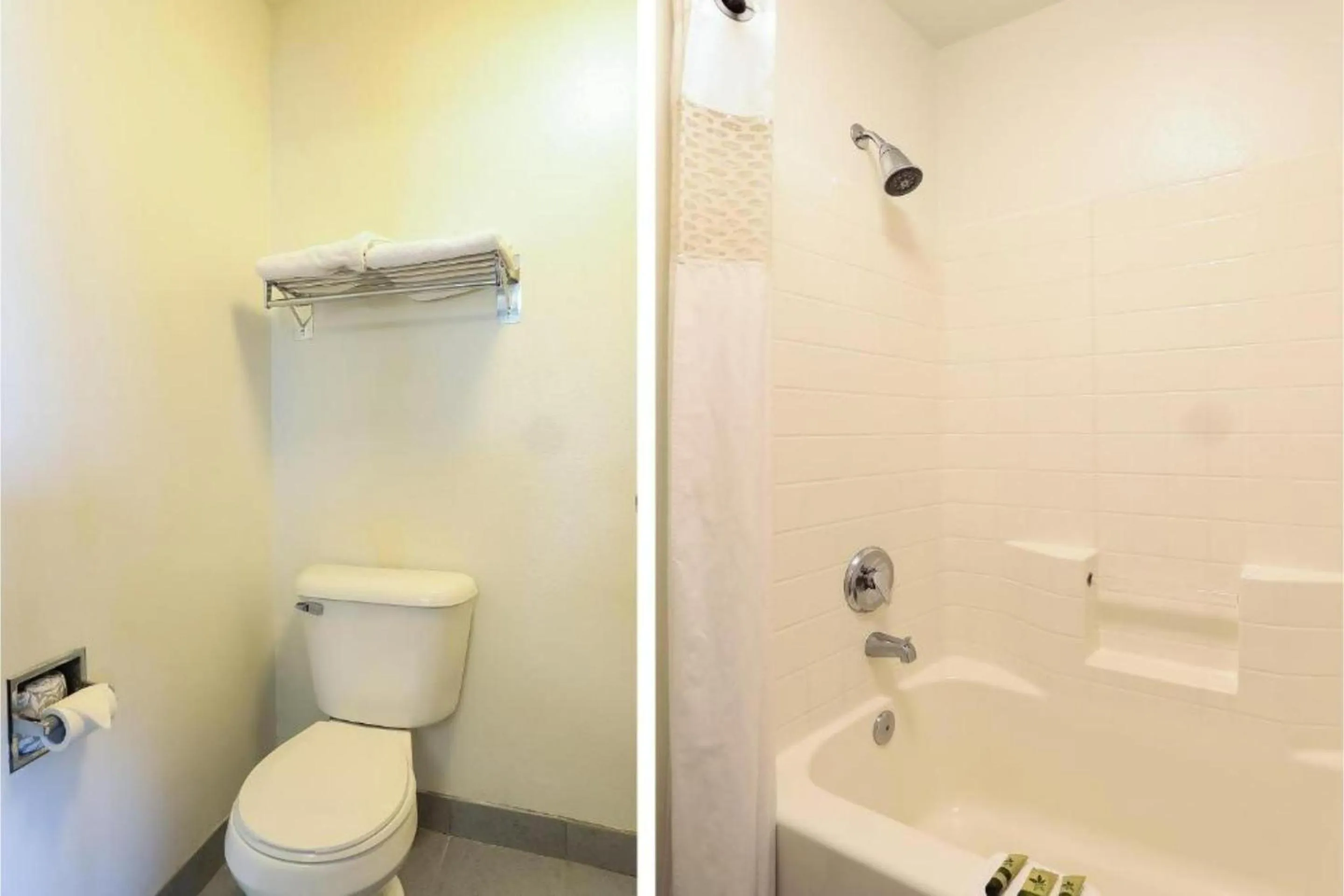 Bathroom in Siletz Bay Beachfront Hotel by OYO Lincoln City