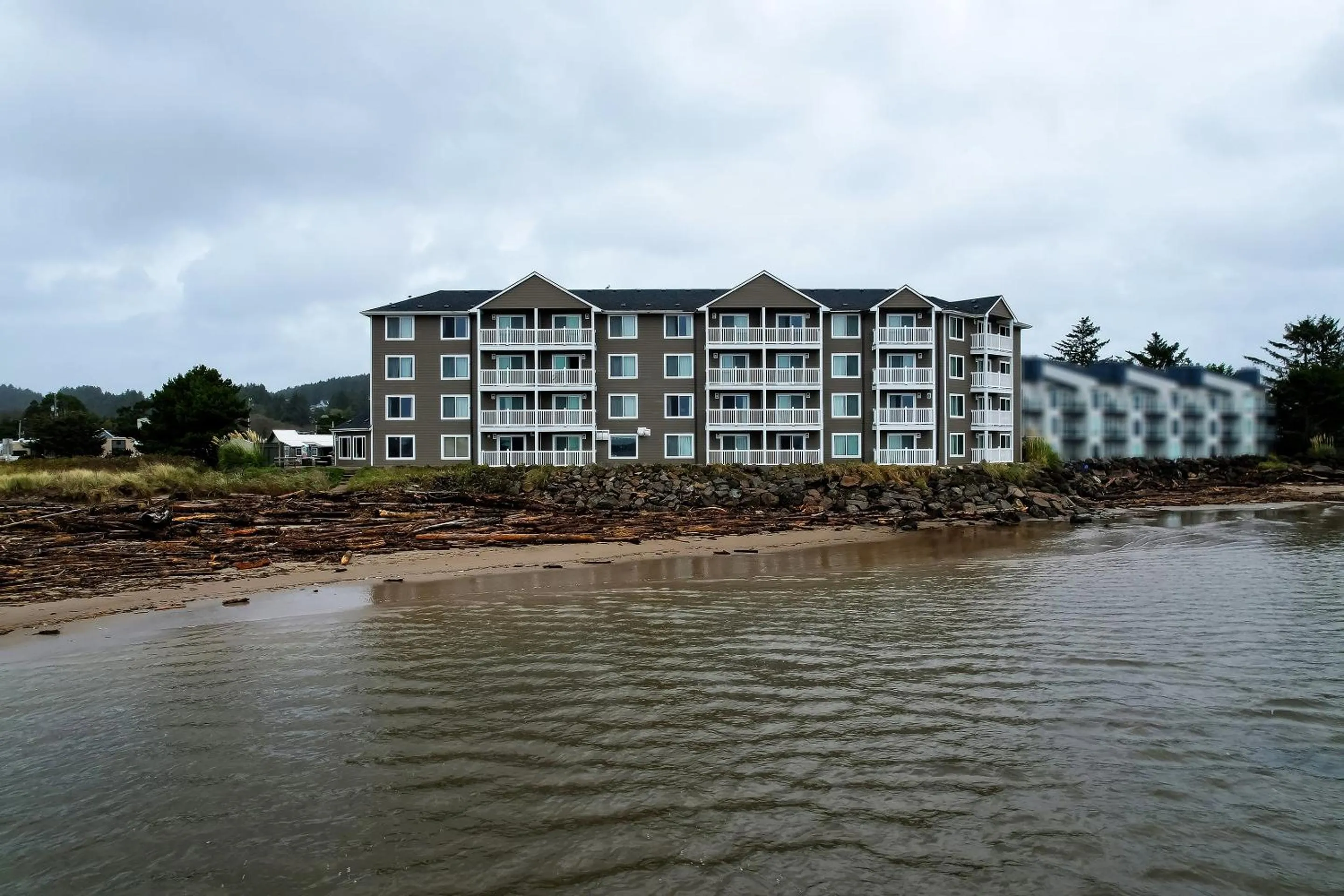 Facade/entrance in Siletz Bay Beachfront Hotel by OYO Lincoln City