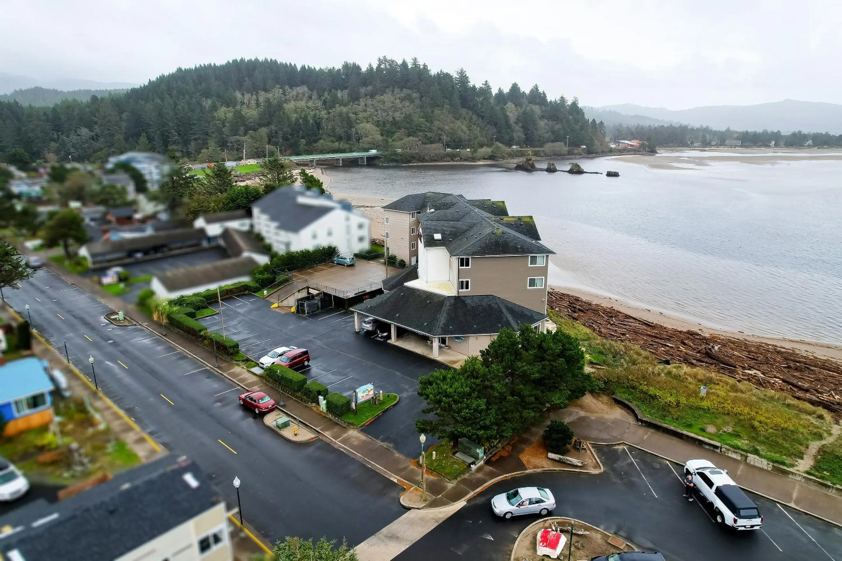 Facade/entrance in Siletz Bay Beachfront Hotel by OYO Lincoln City