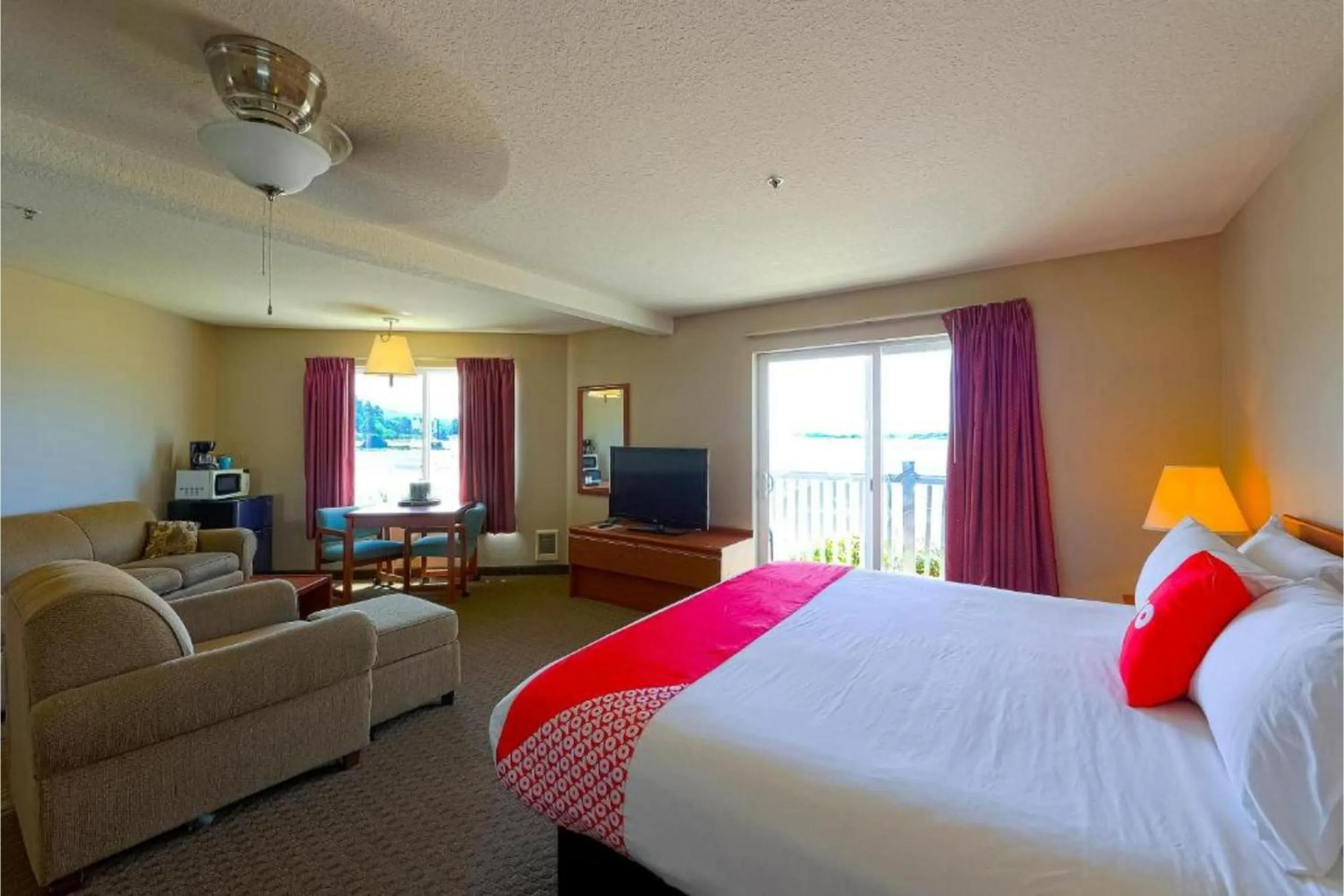 Bedroom, Bed in Siletz Bay Beachfront Hotel by OYO Lincoln City