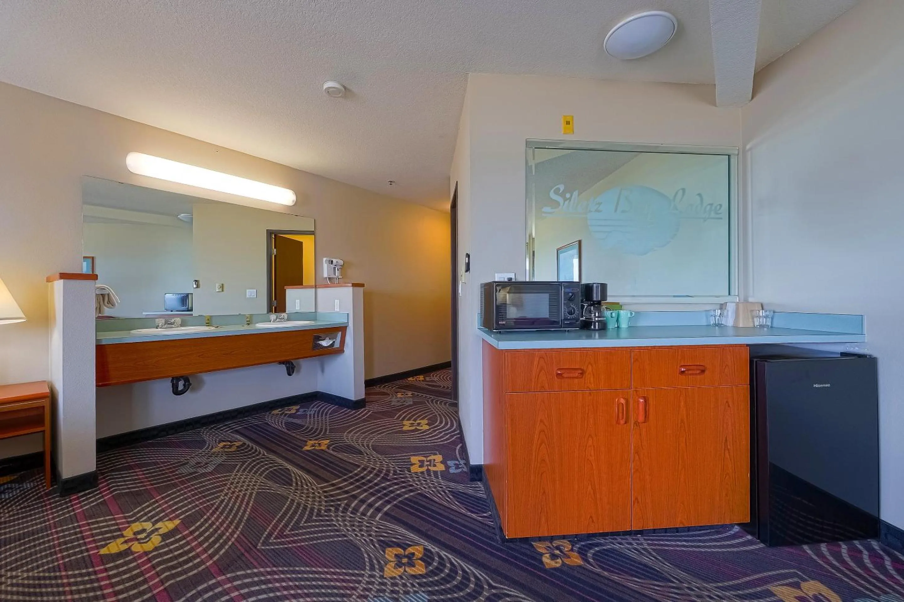 Kitchen or kitchenette, Bed in Siletz Bay Beachfront Hotel by OYO Lincoln City