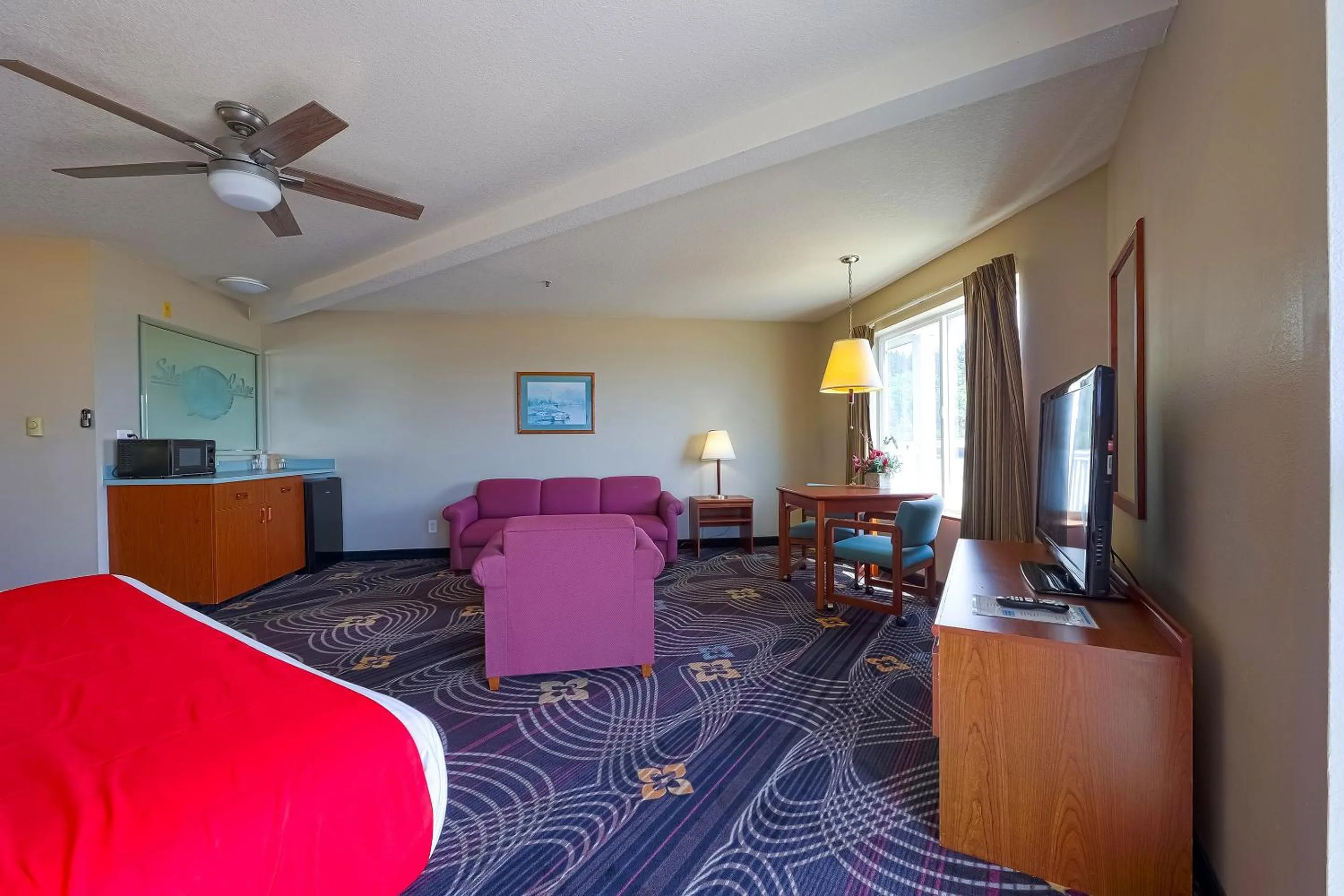 Bedroom in Siletz Bay Beachfront Hotel by OYO Lincoln City